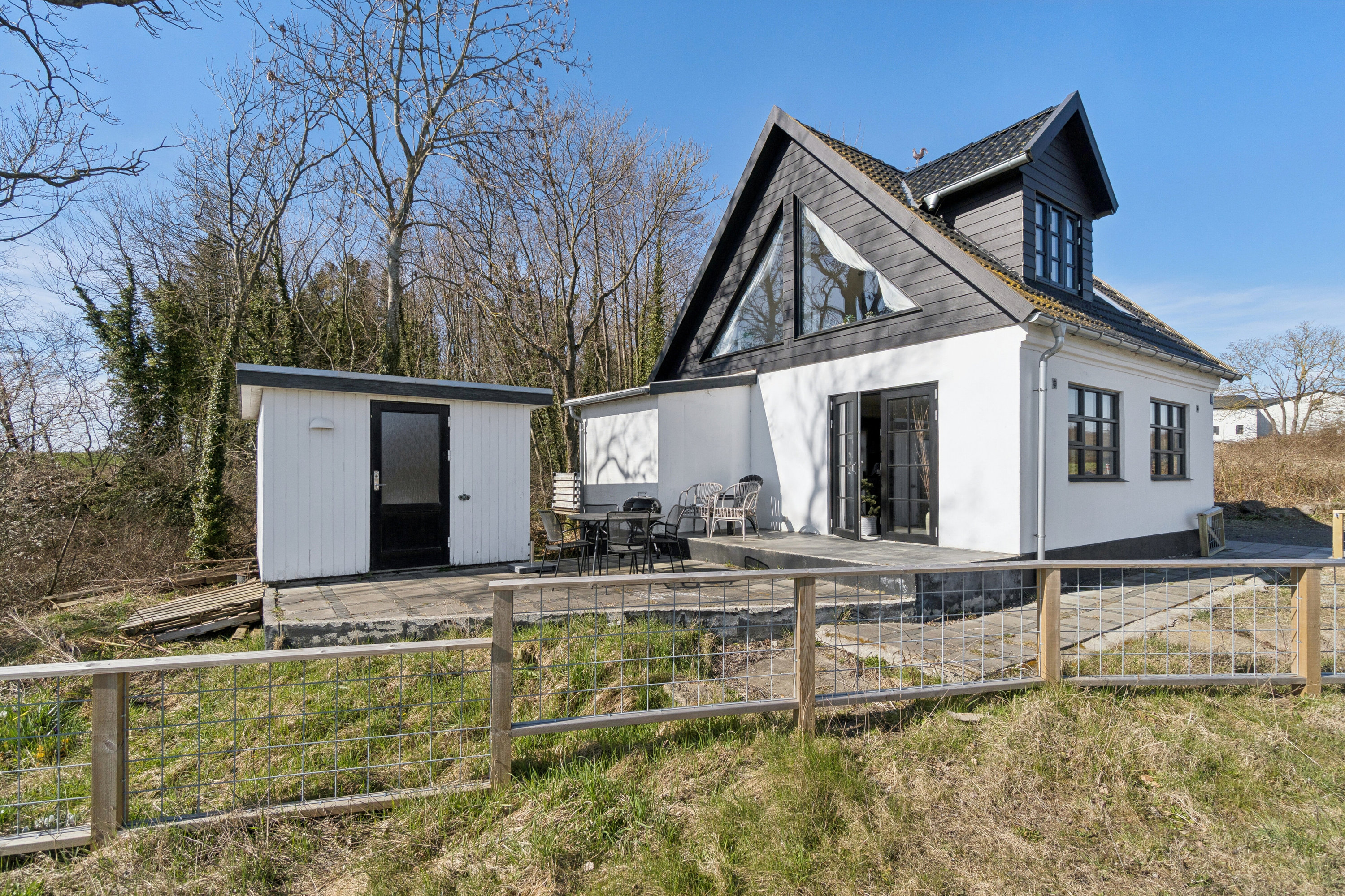 Fremhævet set fra haven billede i fuldskærmstilstand. Billede af Aarsdale Kirkevej 1, Ibsker, 3740 Svaneke