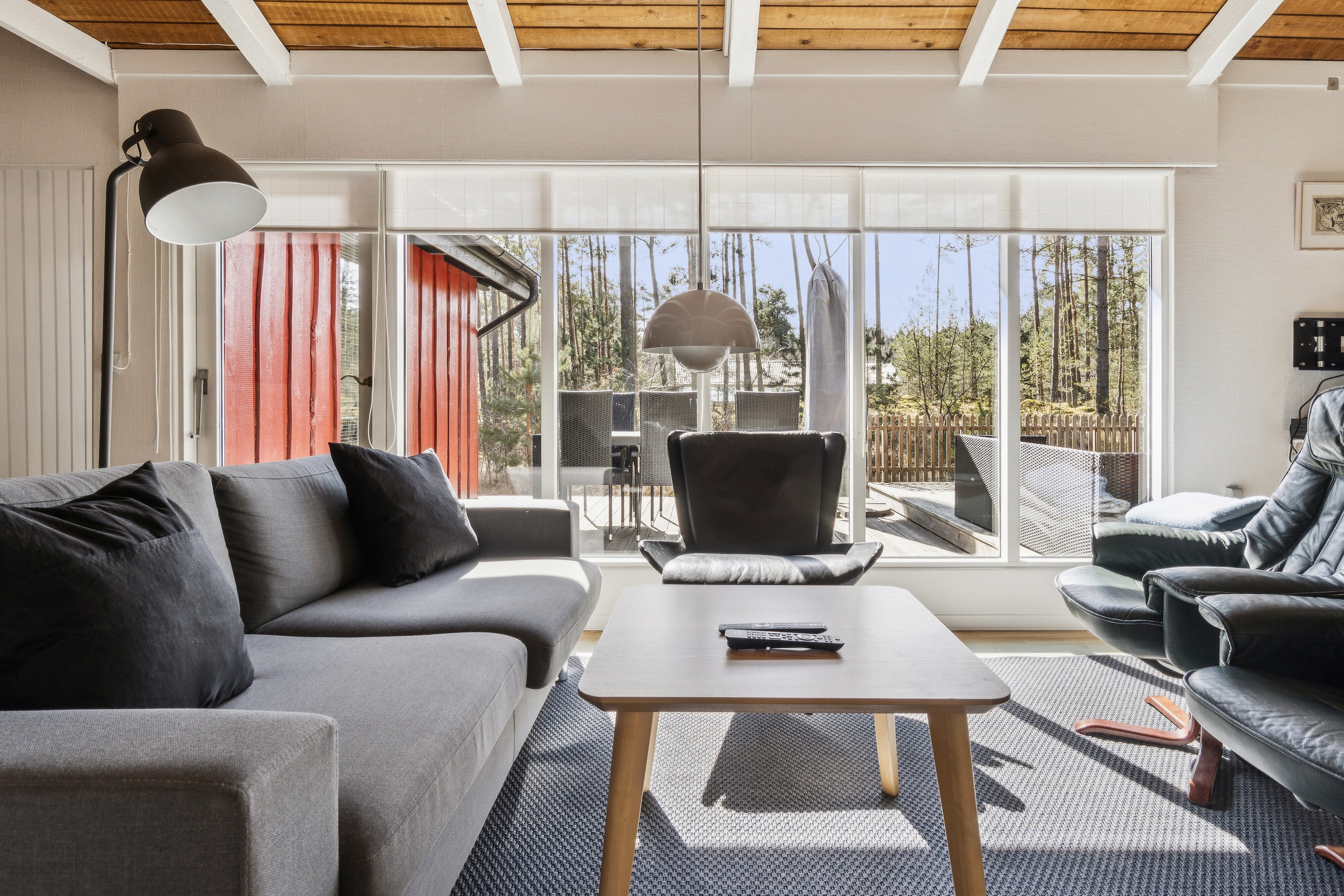 Fremhævet stue billede i fuldskærmstilstand. Billede af Fyrreskoven 30, Pedersker, 3720 Aakirkeby