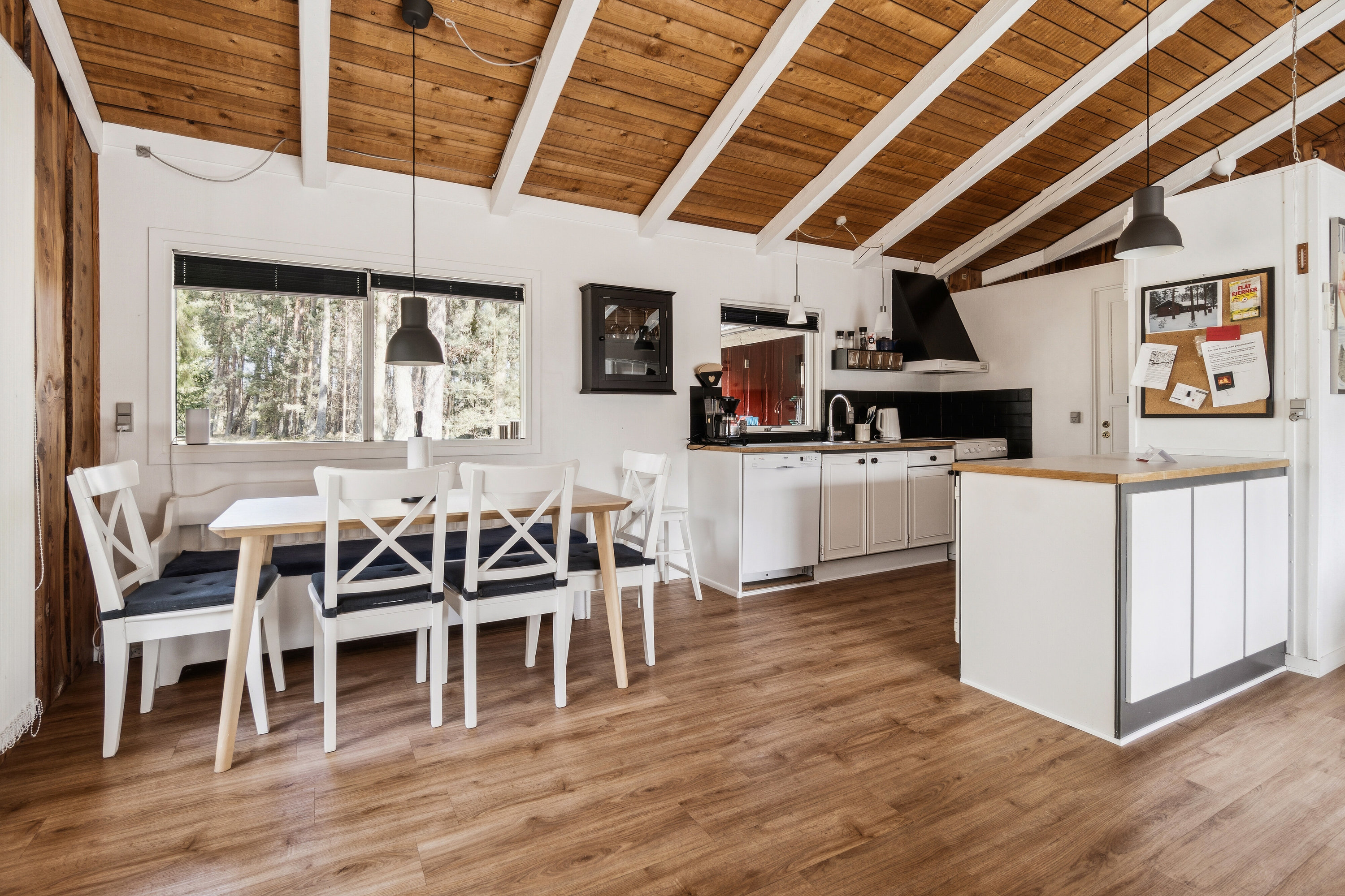 Fremhævet køkken billede i fuldskærmstilstand. Billede af Fyrreskoven 30, Pedersker, 3720 Aakirkeby