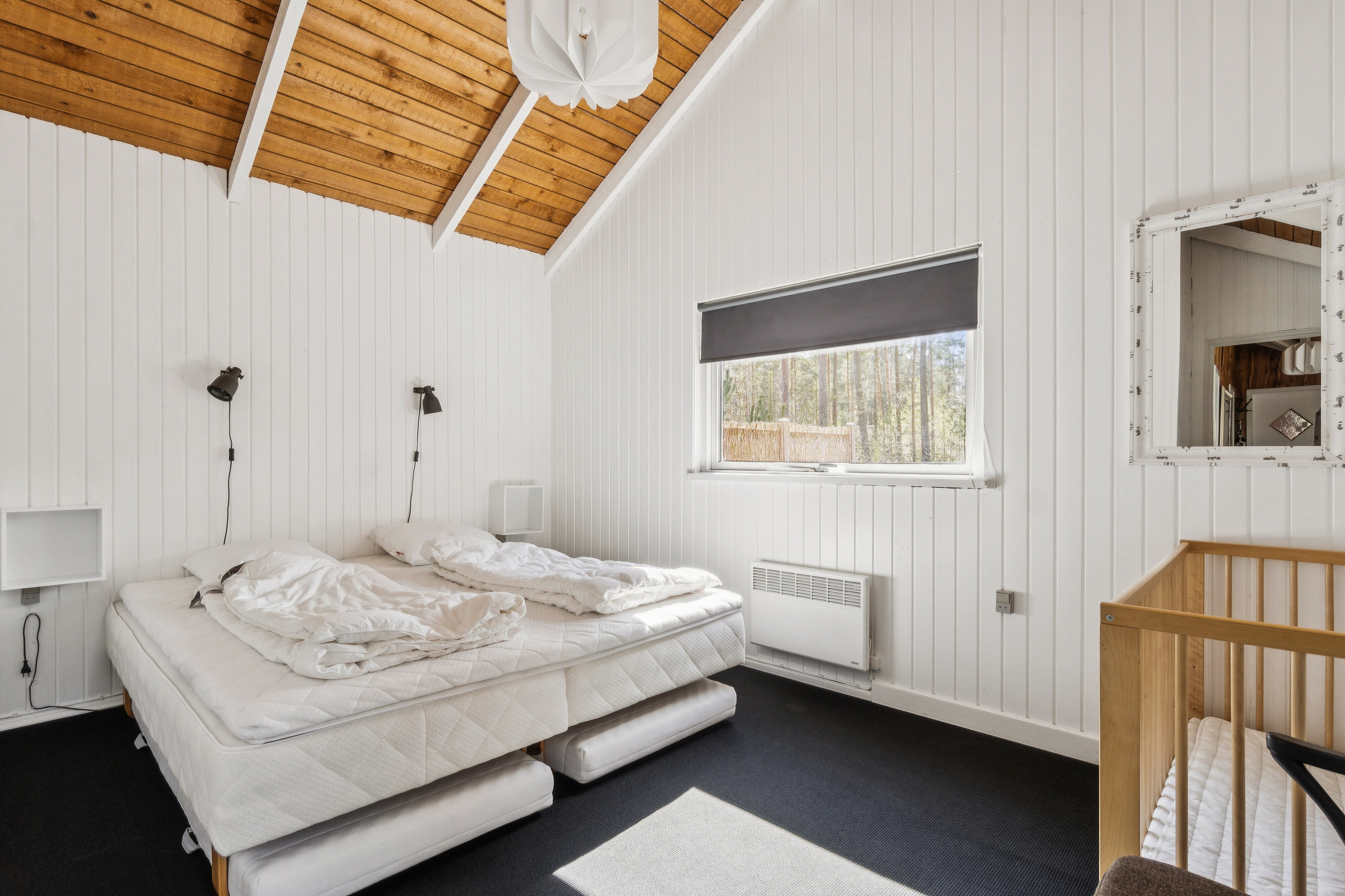 Fremhævet soveværelse billede i fuldskærmstilstand. Billede af Fyrreskoven 30, Pedersker, 3720 Aakirkeby