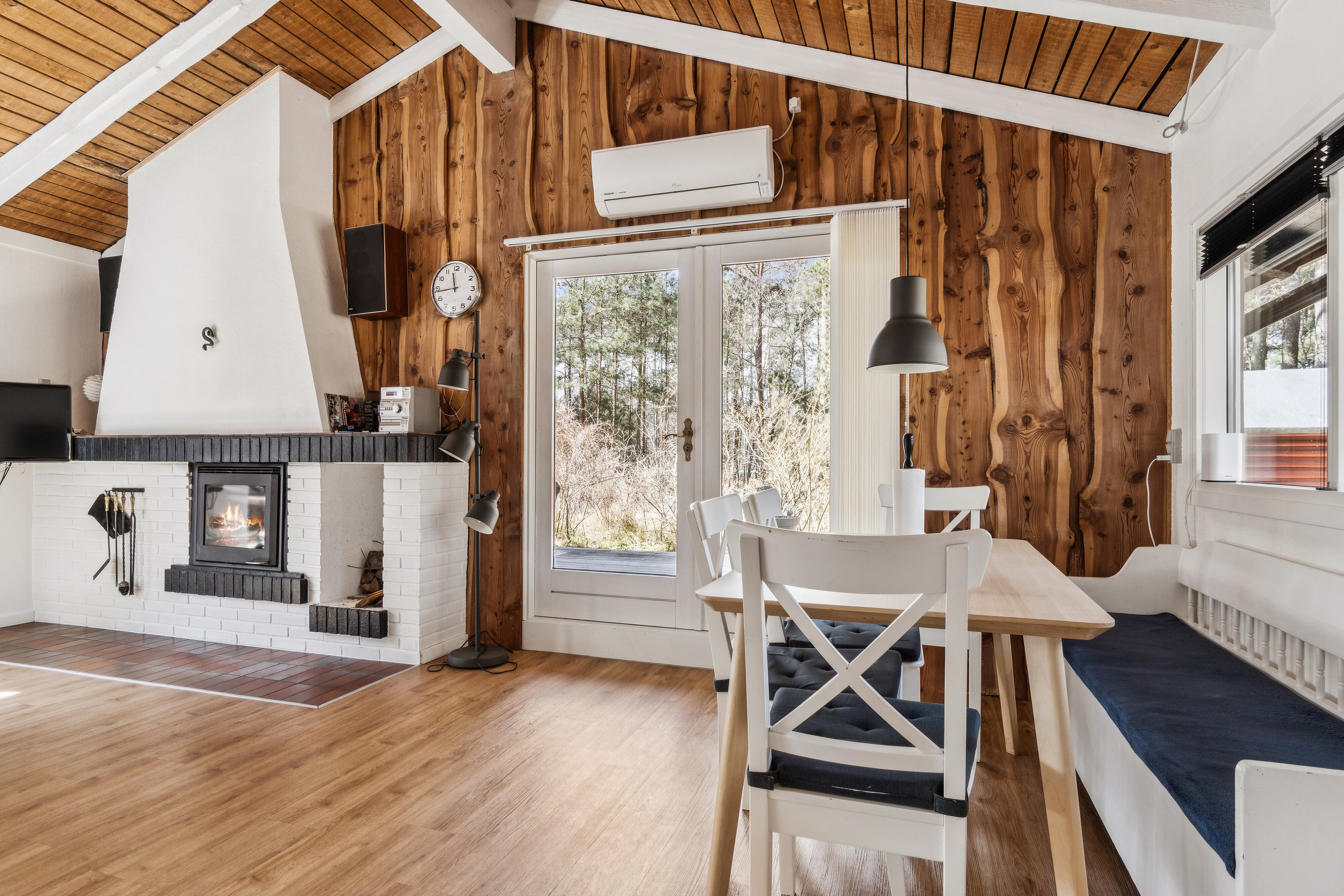 Fremhævet spisestue billede i fuldskærmstilstand. Billede af Fyrreskoven 30, Pedersker, 3720 Aakirkeby