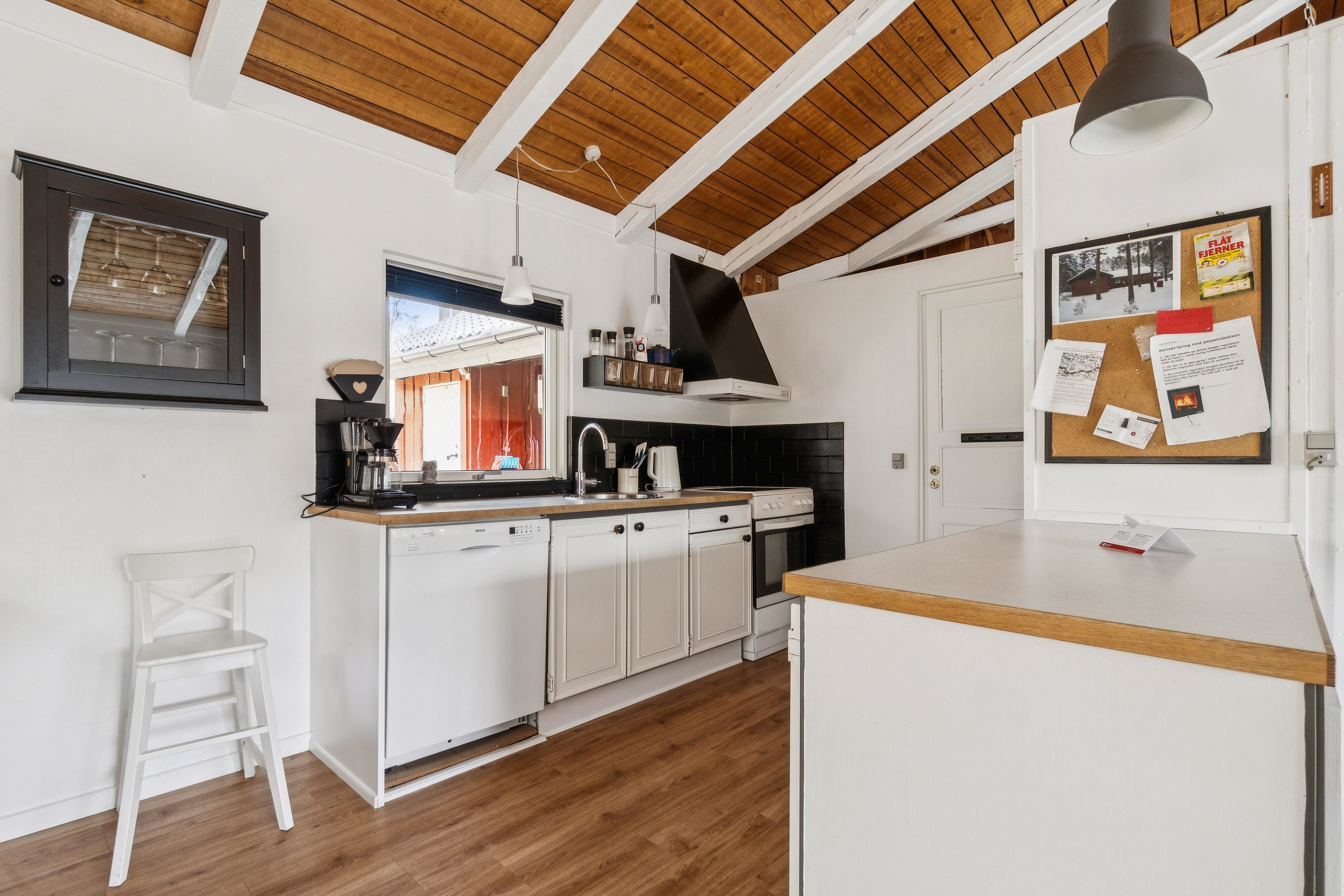 Fremhævet køkken billede i fuldskærmstilstand. Billede af Fyrreskoven 30, Pedersker, 3720 Aakirkeby