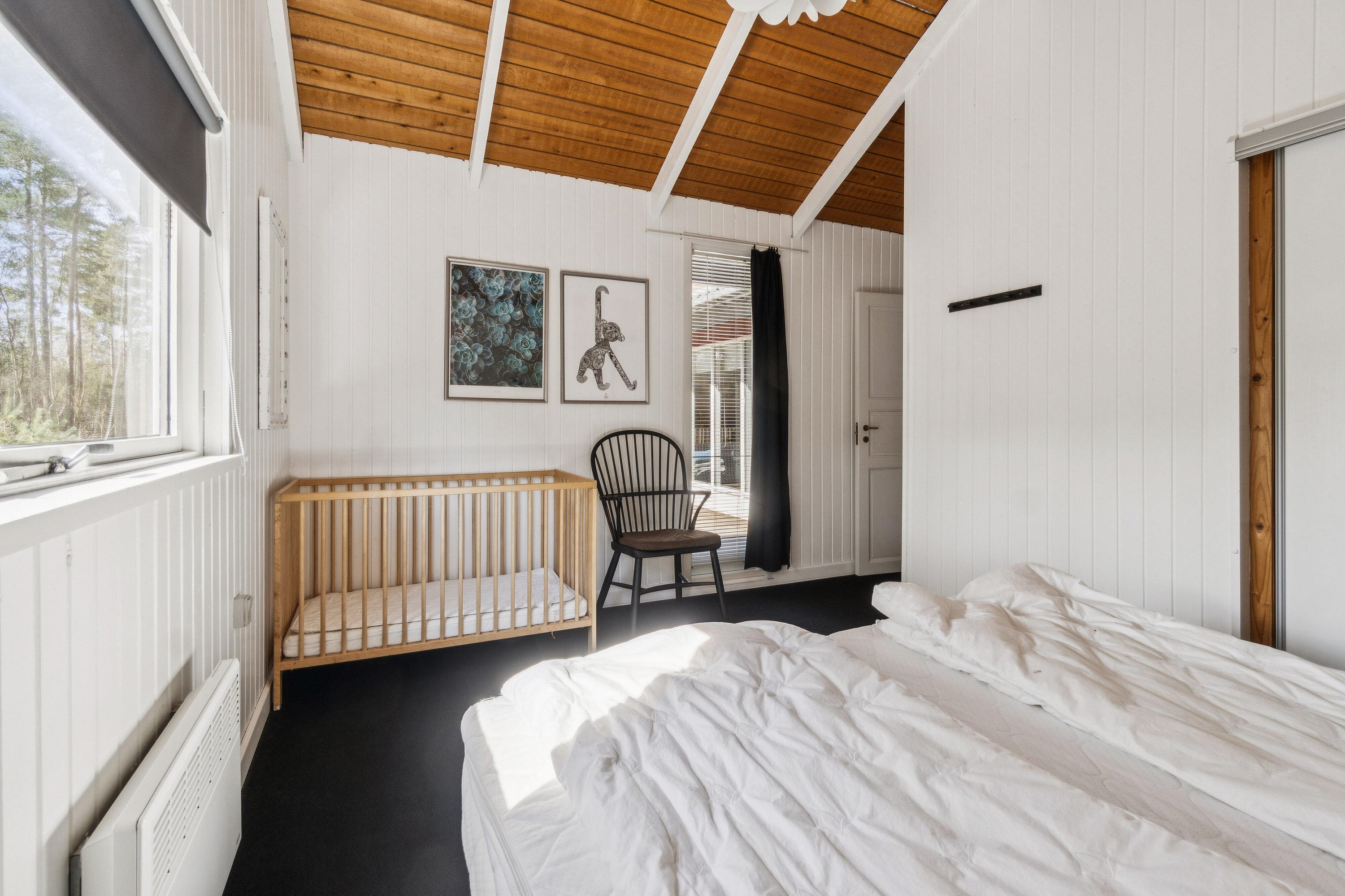 Fremhævet soveværelse billede i fuldskærmstilstand. Billede af Fyrreskoven 30, Pedersker, 3720 Aakirkeby