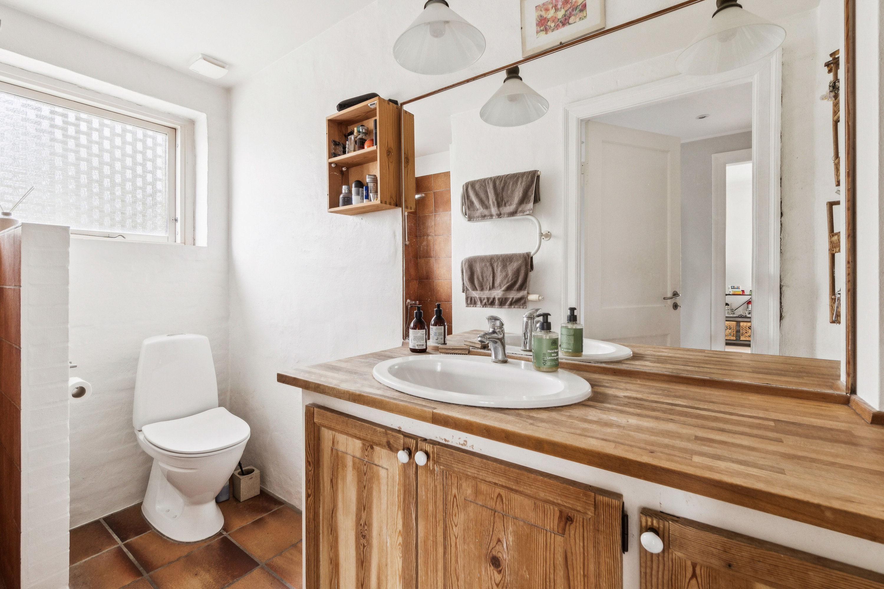 Fremhævet badeværelse billede i fuldskærmstilstand. Billede af Roselillevej 40, 2300 København S