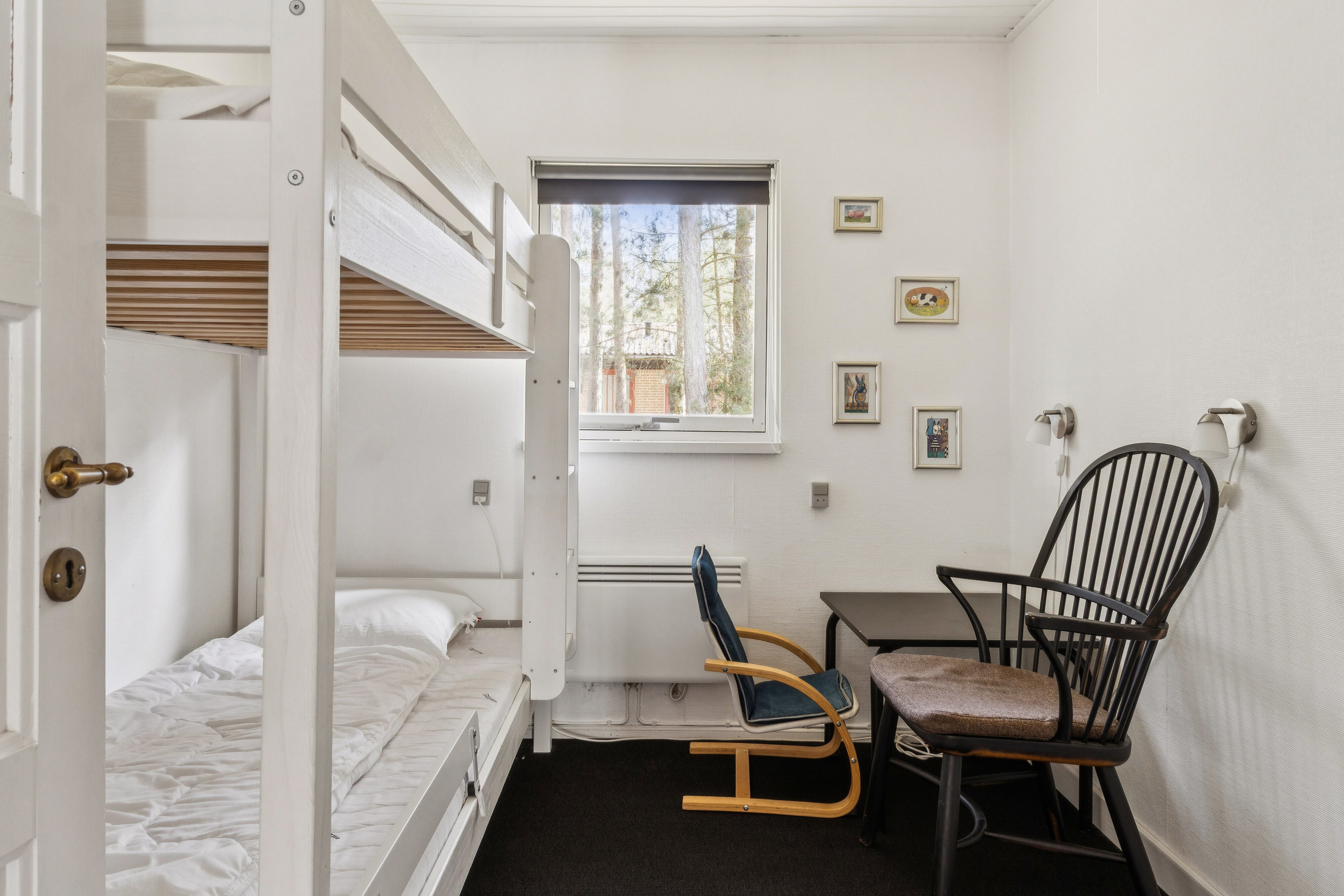 Fremhævet soveværelse billede i fuldskærmstilstand. Billede af Fyrreskoven 30, Pedersker, 3720 Aakirkeby