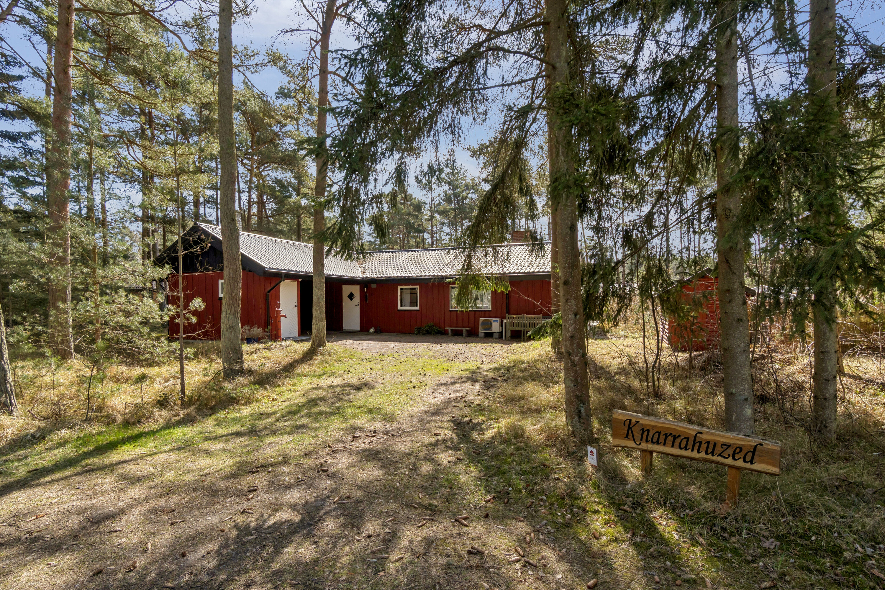 Fremhævet udendørs billede i fuldskærmstilstand. Billede af Fyrreskoven 30, Pedersker, 3720 Aakirkeby