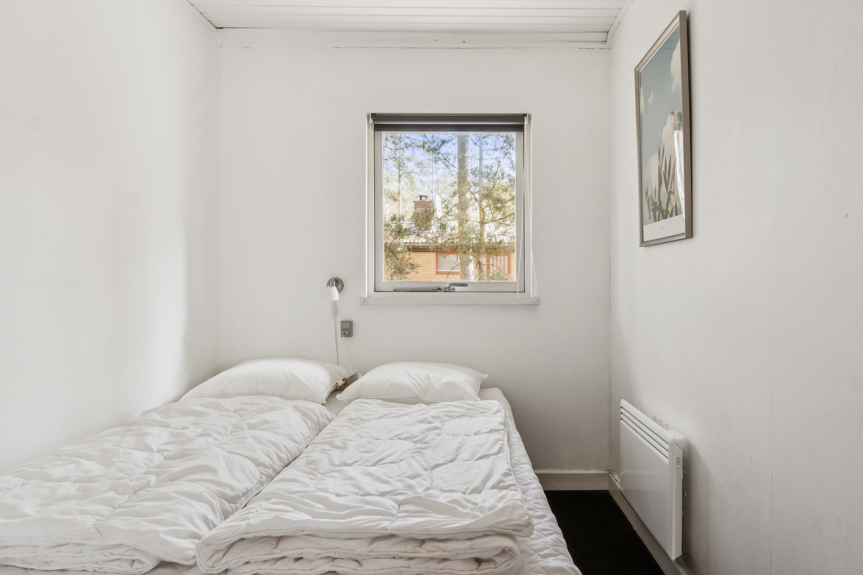 Fremhævet soveværelse billede i fuldskærmstilstand. Billede af Fyrreskoven 30, Pedersker, 3720 Aakirkeby