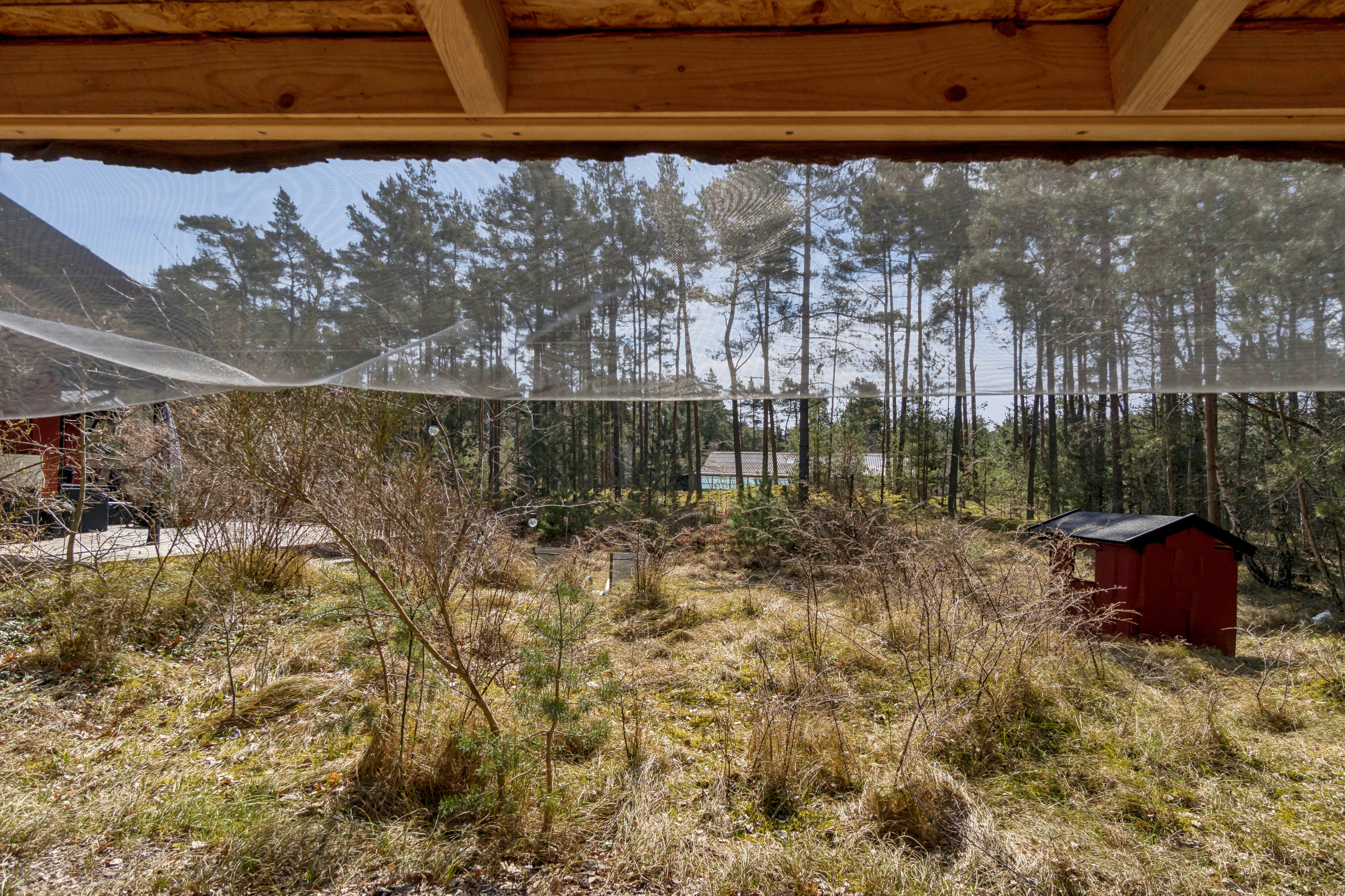 Fremhævet udendørs billede i fuldskærmstilstand. Billede af Fyrreskoven 30, Pedersker, 3720 Aakirkeby