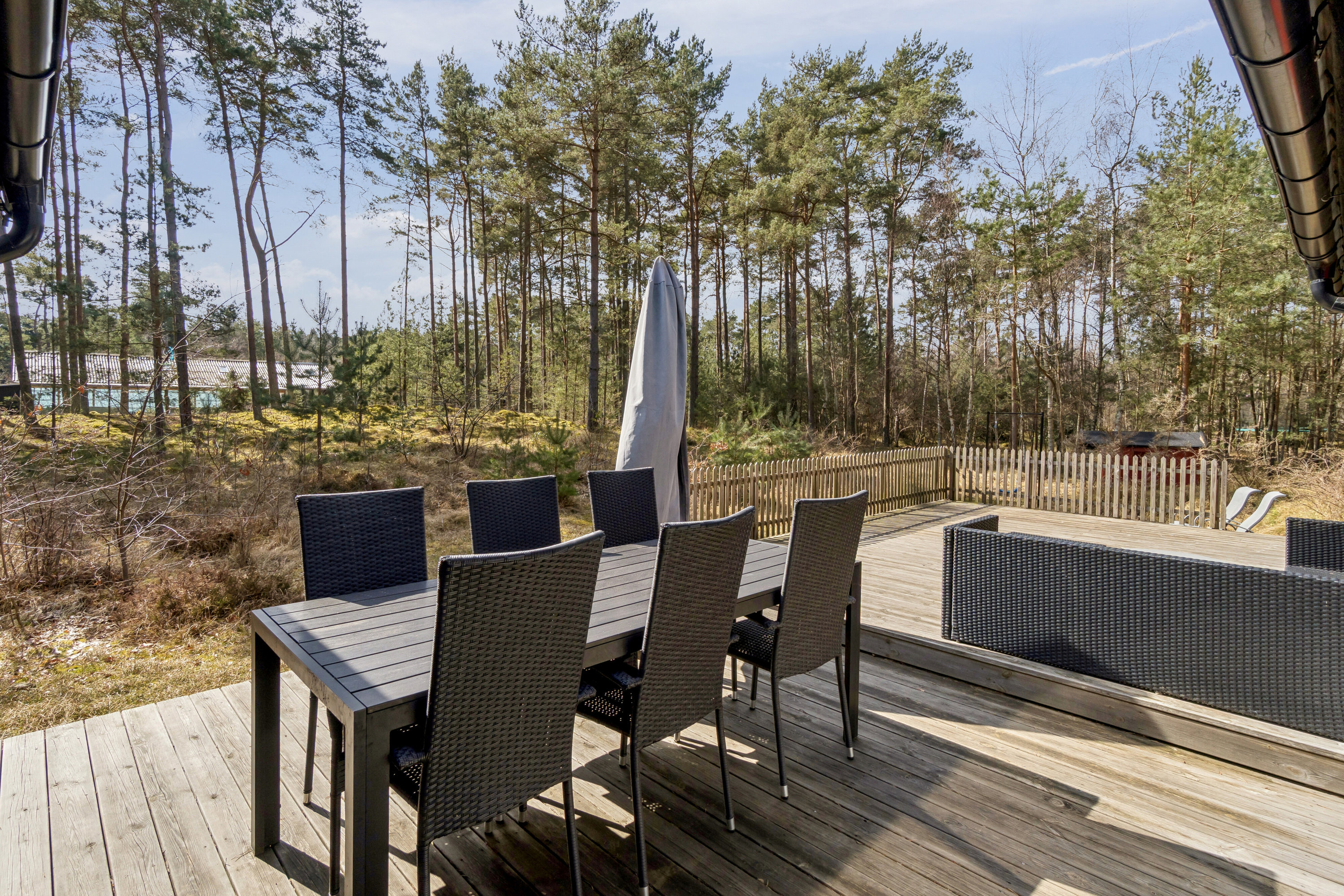 Fremhævet terrasse billede i fuldskærmstilstand. Billede af Fyrreskoven 30, Pedersker, 3720 Aakirkeby