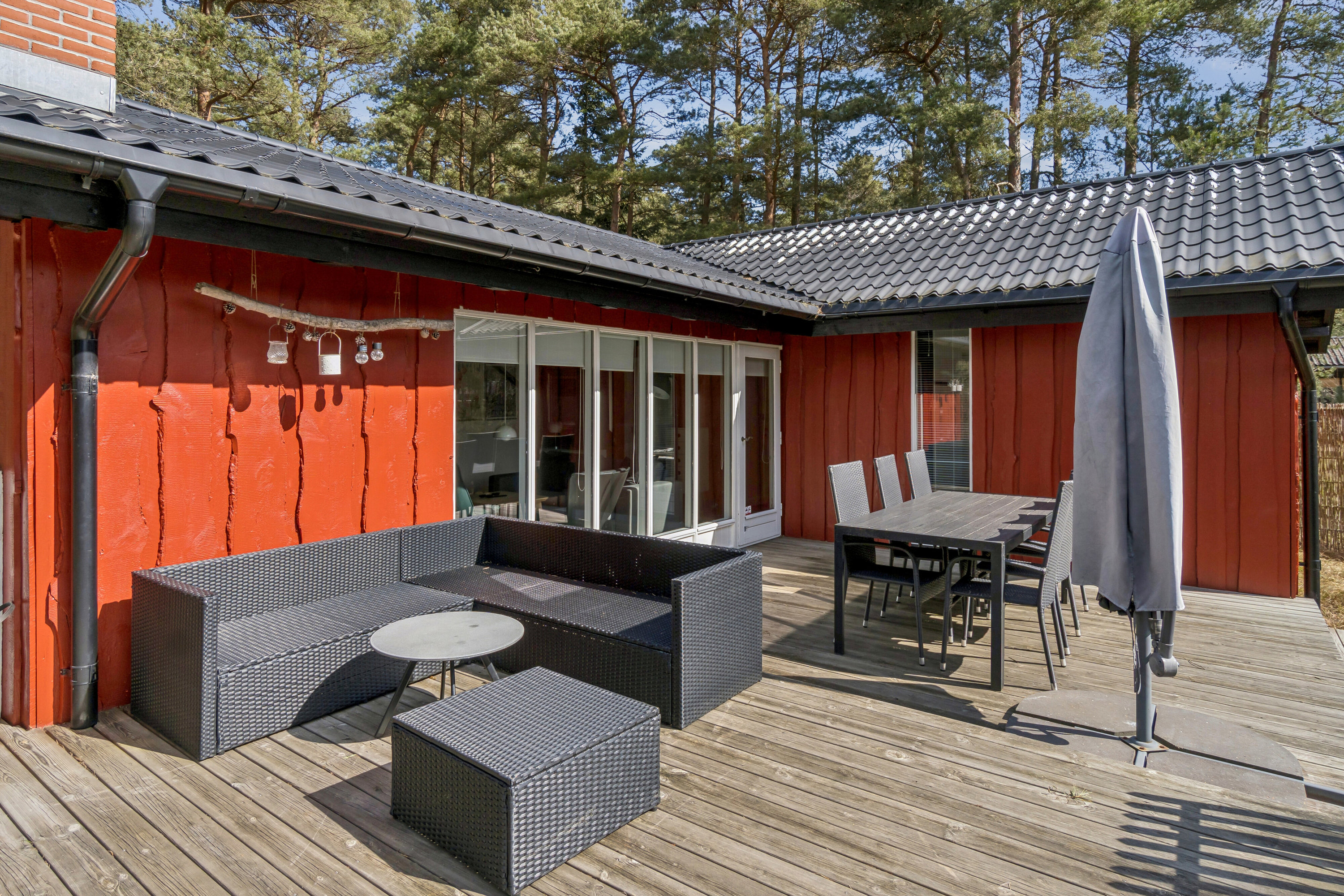 Fremhævet terrasse billede i fuldskærmstilstand. Billede af Fyrreskoven 30, Pedersker, 3720 Aakirkeby