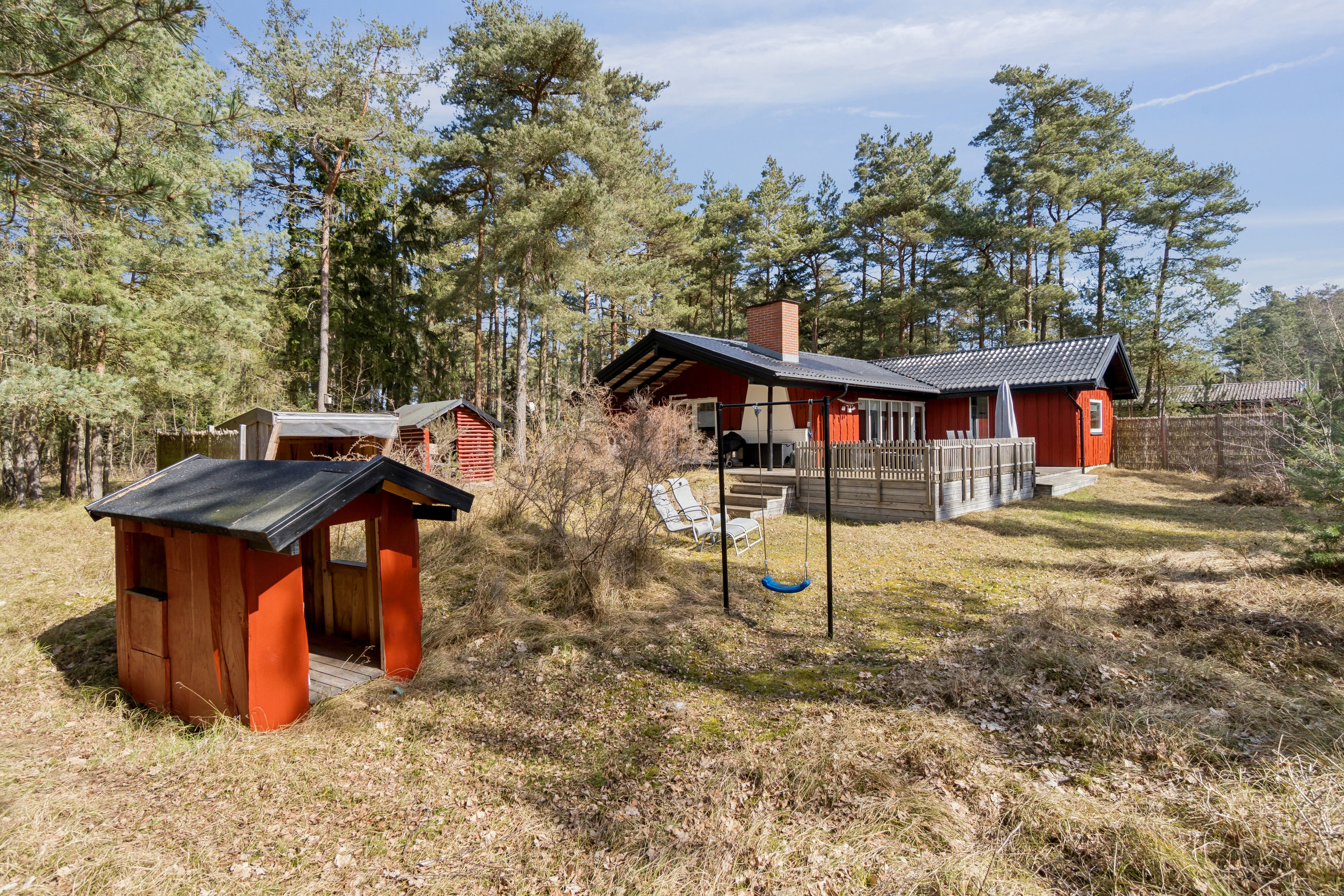 Fremhævet set fra haven billede i fuldskærmstilstand. Billede af Fyrreskoven 30, Pedersker, 3720 Aakirkeby