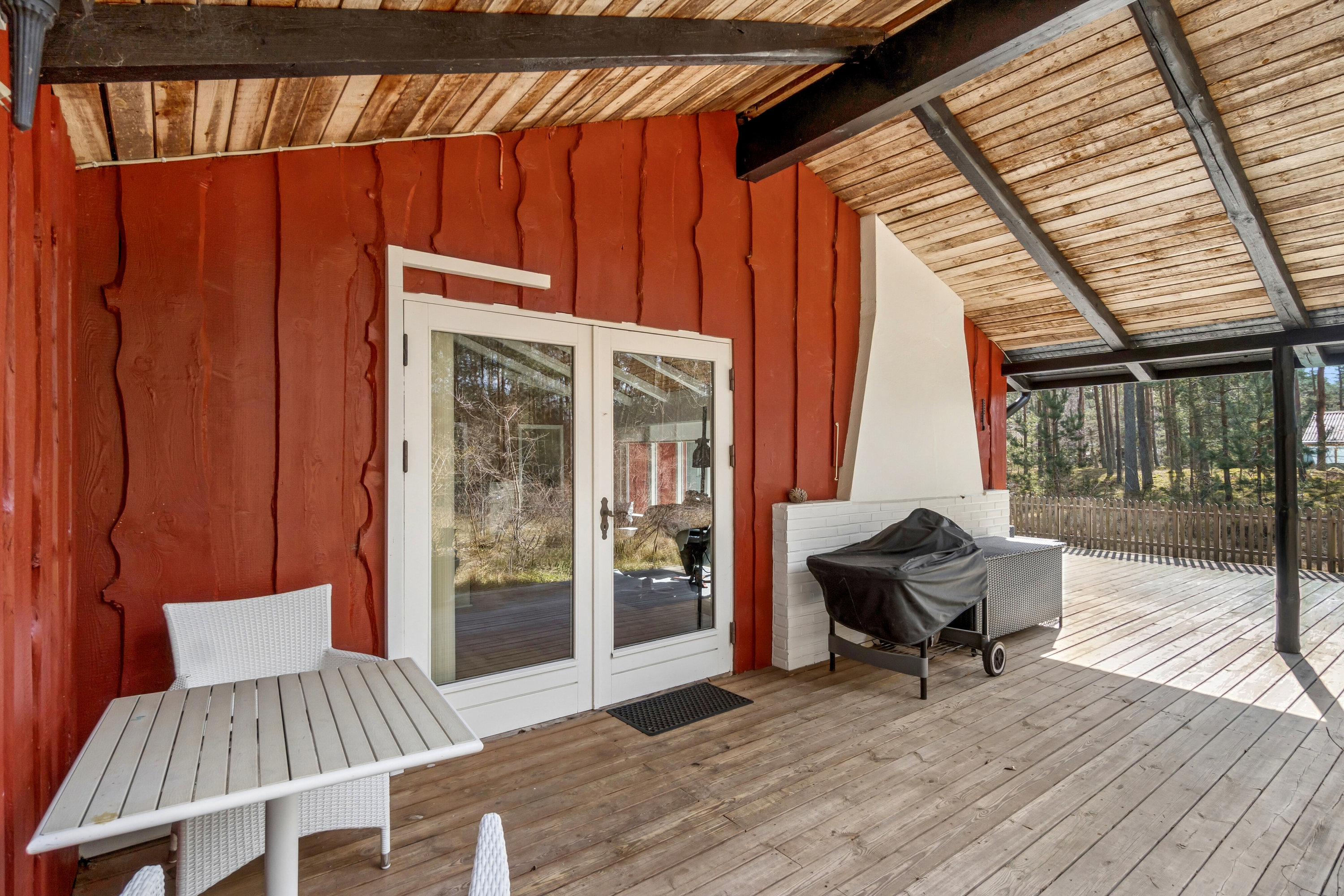 Fremhævet overdækket terrasse billede i fuldskærmstilstand. Billede af Fyrreskoven 30, Pedersker, 3720 Aakirkeby