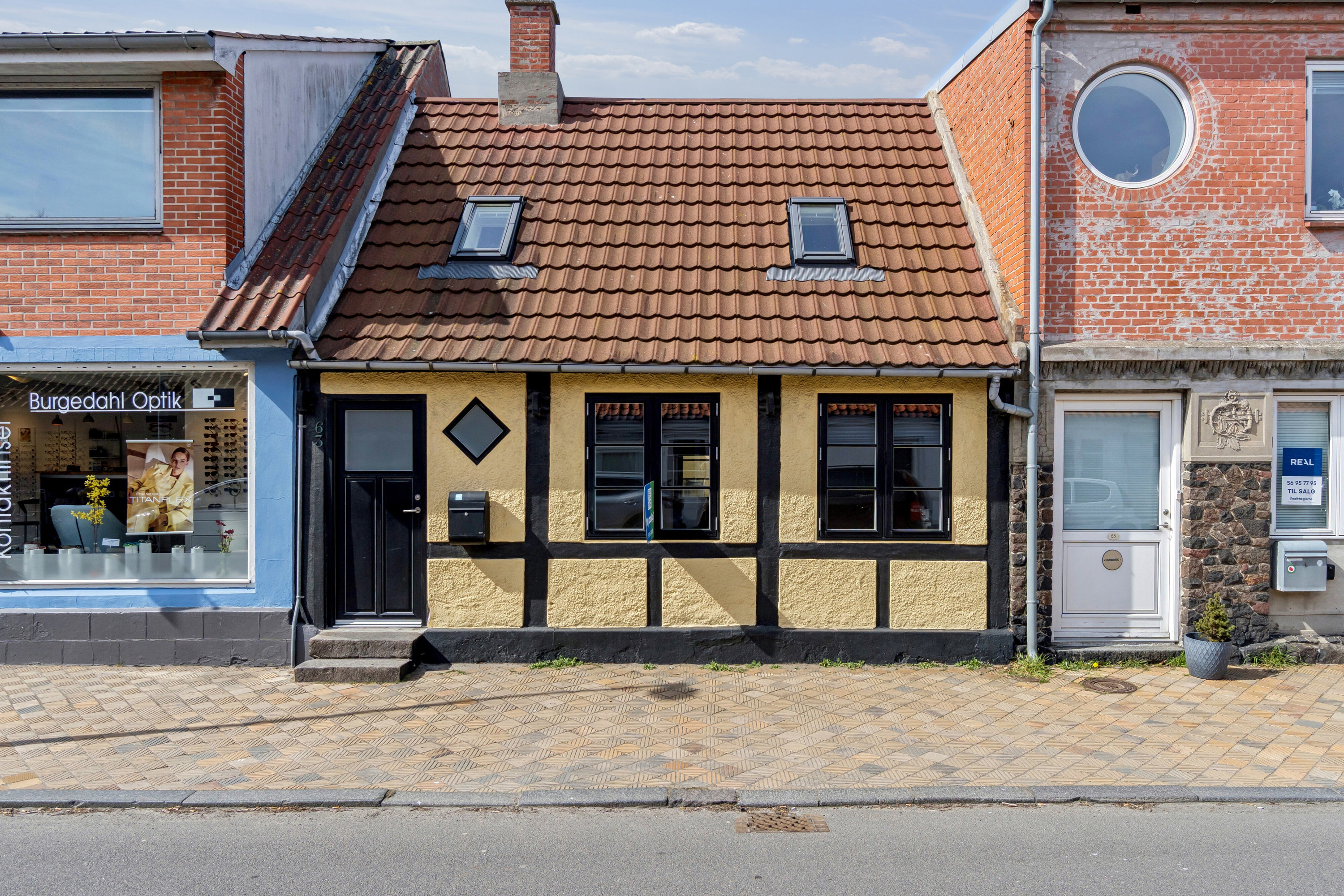 Fremhævet set fra vejen billede i fuldskærmstilstand. Billede af Store Torvegade 63, Rønne, 3700 Rønne