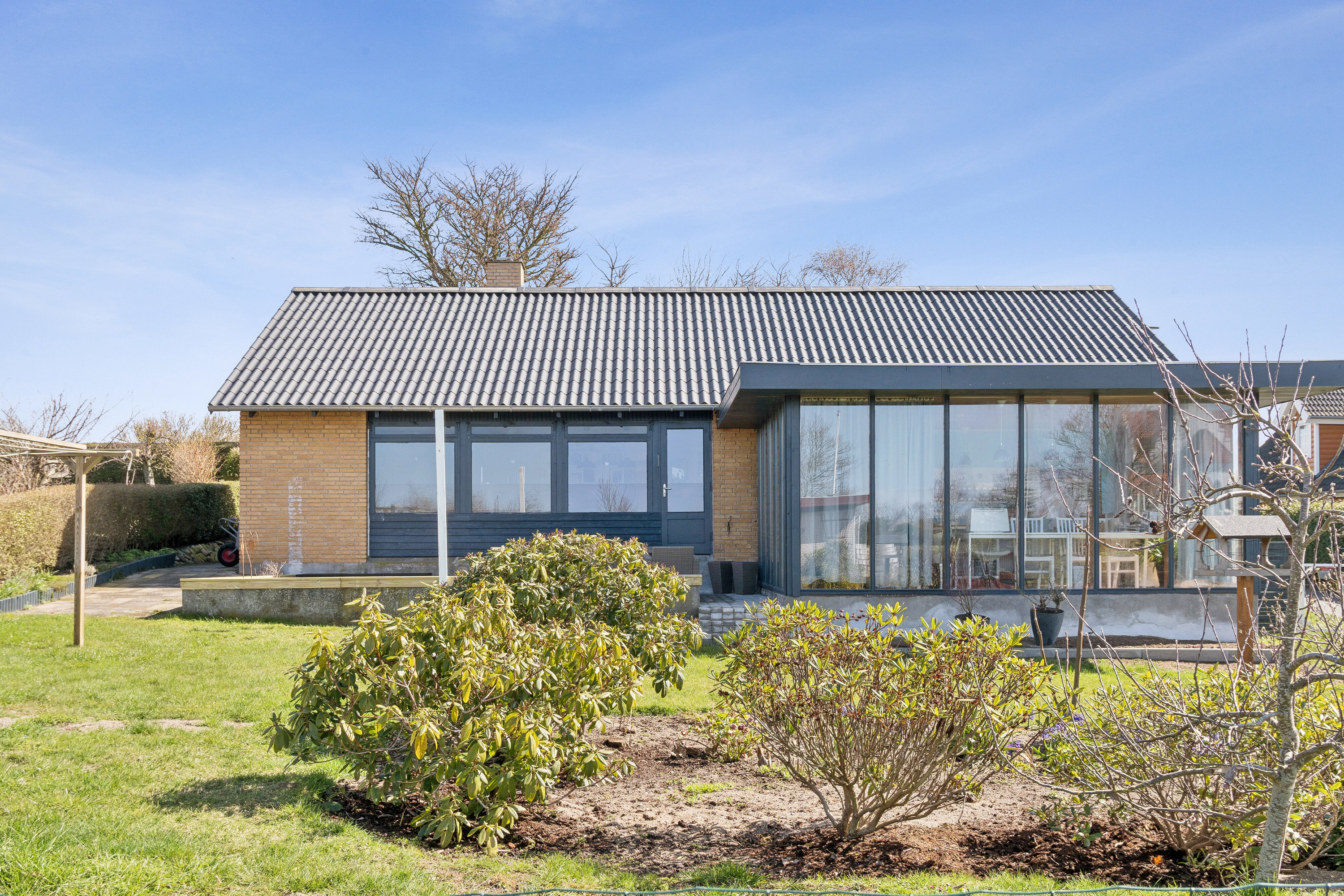 Fremhævet set fra haven billede i fuldskærmstilstand. Billede af Kløvervænget 18, 5935 Bagenkop