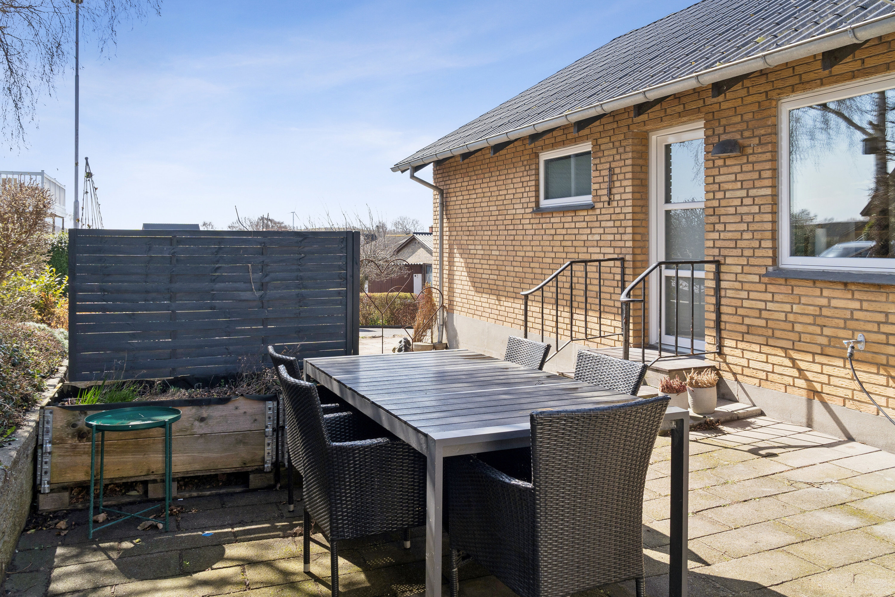 Fremhævet terrasse billede i fuldskærmstilstand. Billede af Kløvervænget 18, 5935 Bagenkop