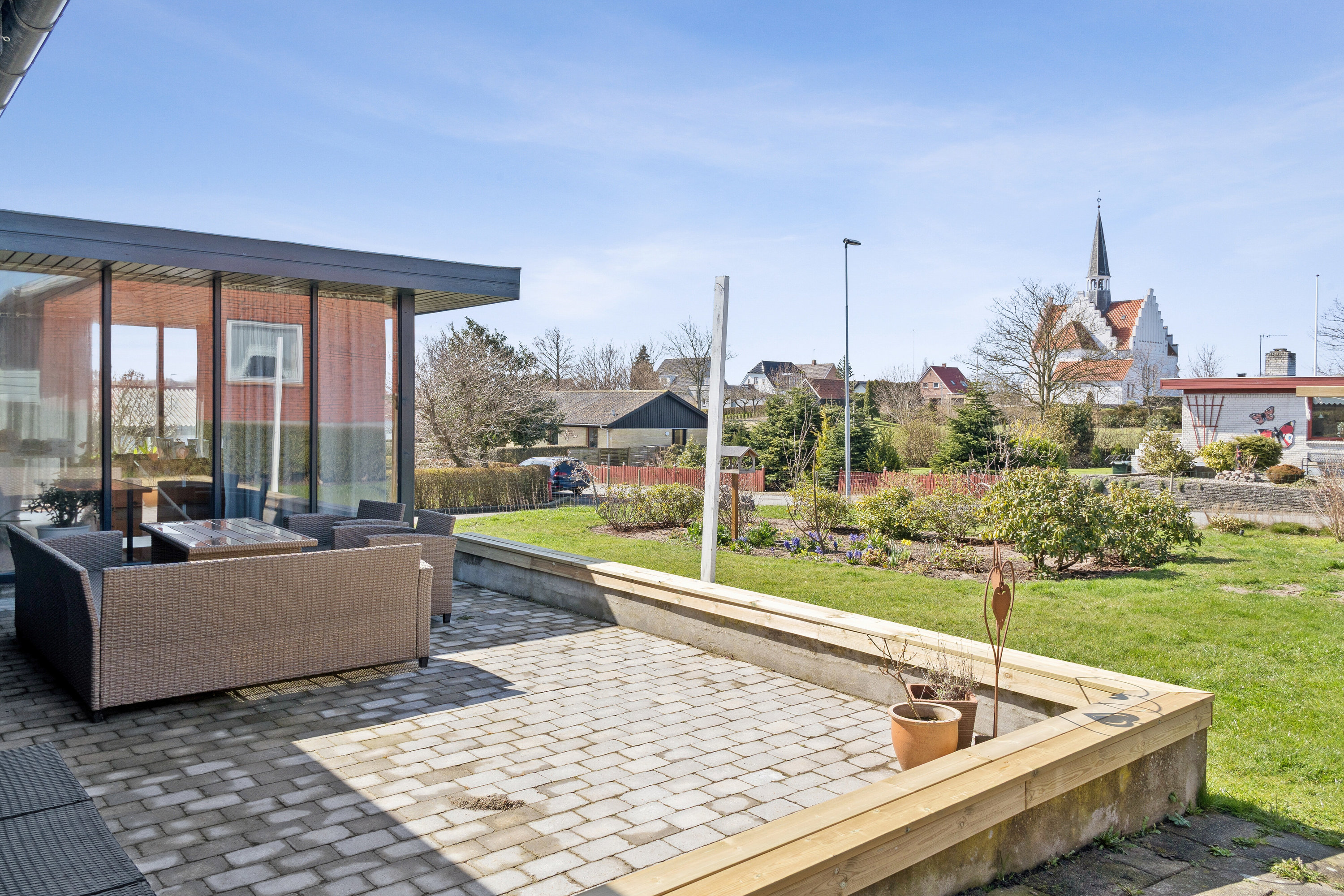 Fremhævet udendørs billede i fuldskærmstilstand. Billede af Kløvervænget 18, 5935 Bagenkop