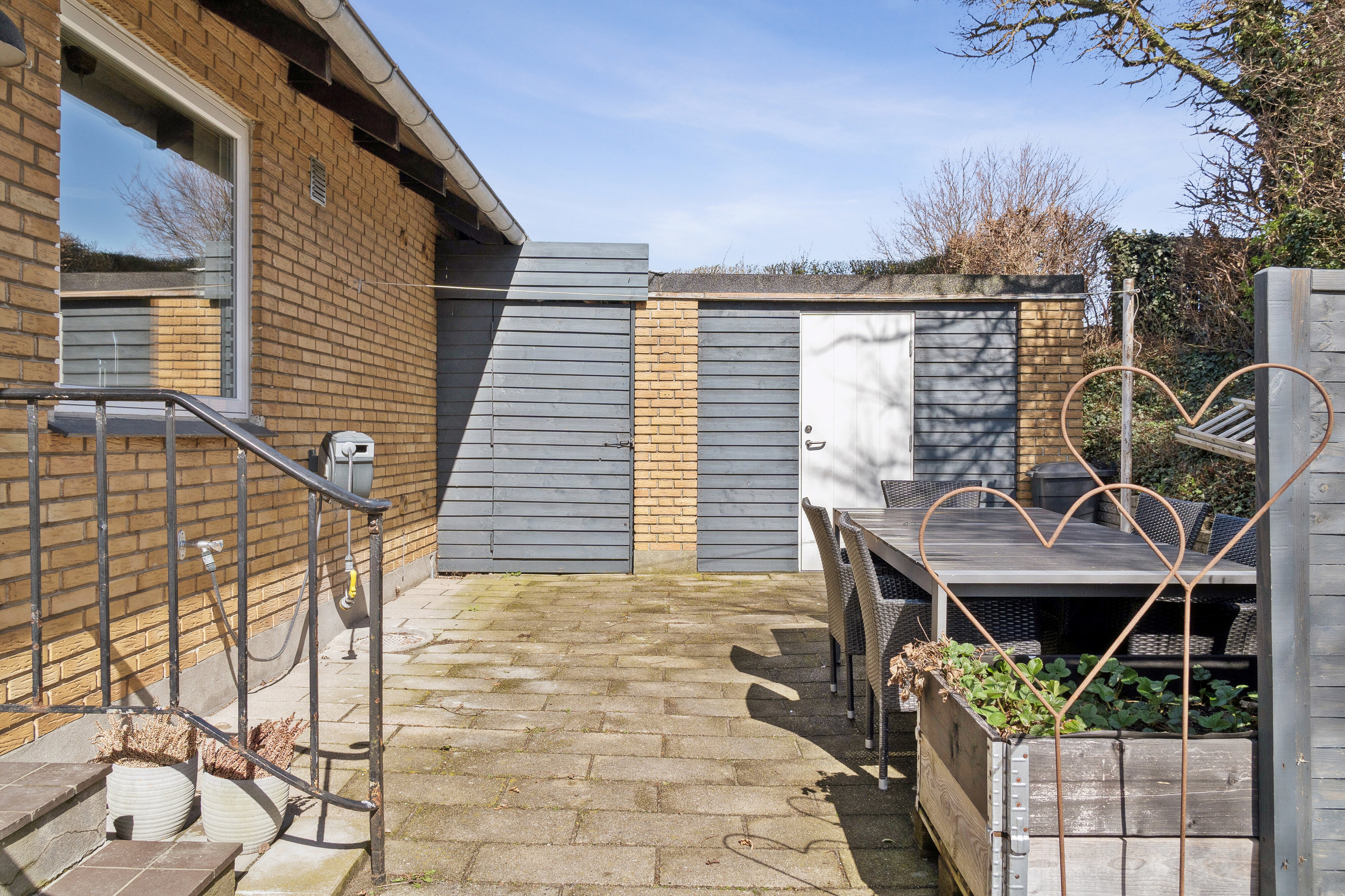 Fremhævet udendørs billede i fuldskærmstilstand. Billede af Kløvervænget 18, 5935 Bagenkop