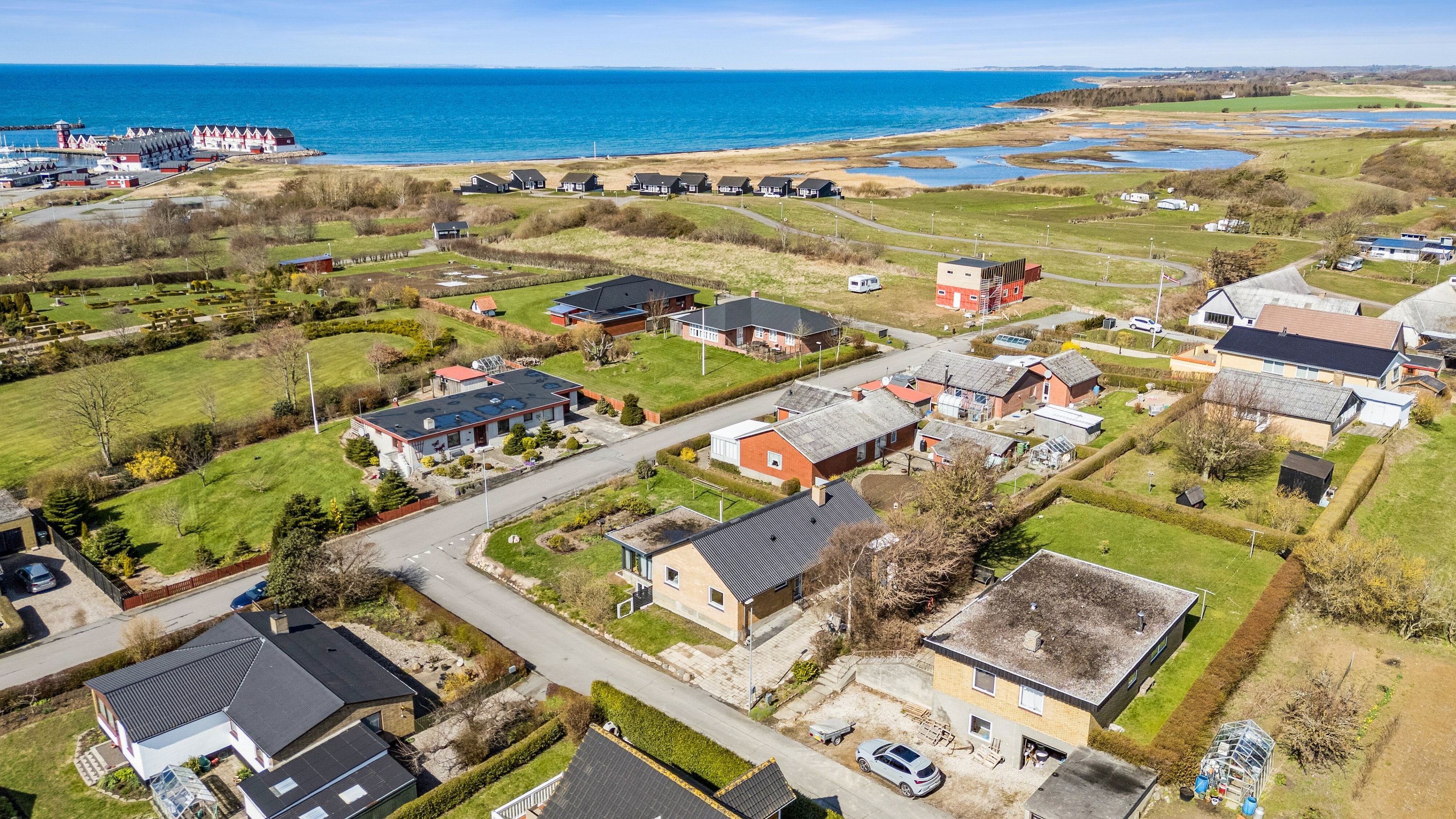 Fremhævet luftfoto billede i fuldskærmstilstand. Billede af Kløvervænget 18, 5935 Bagenkop