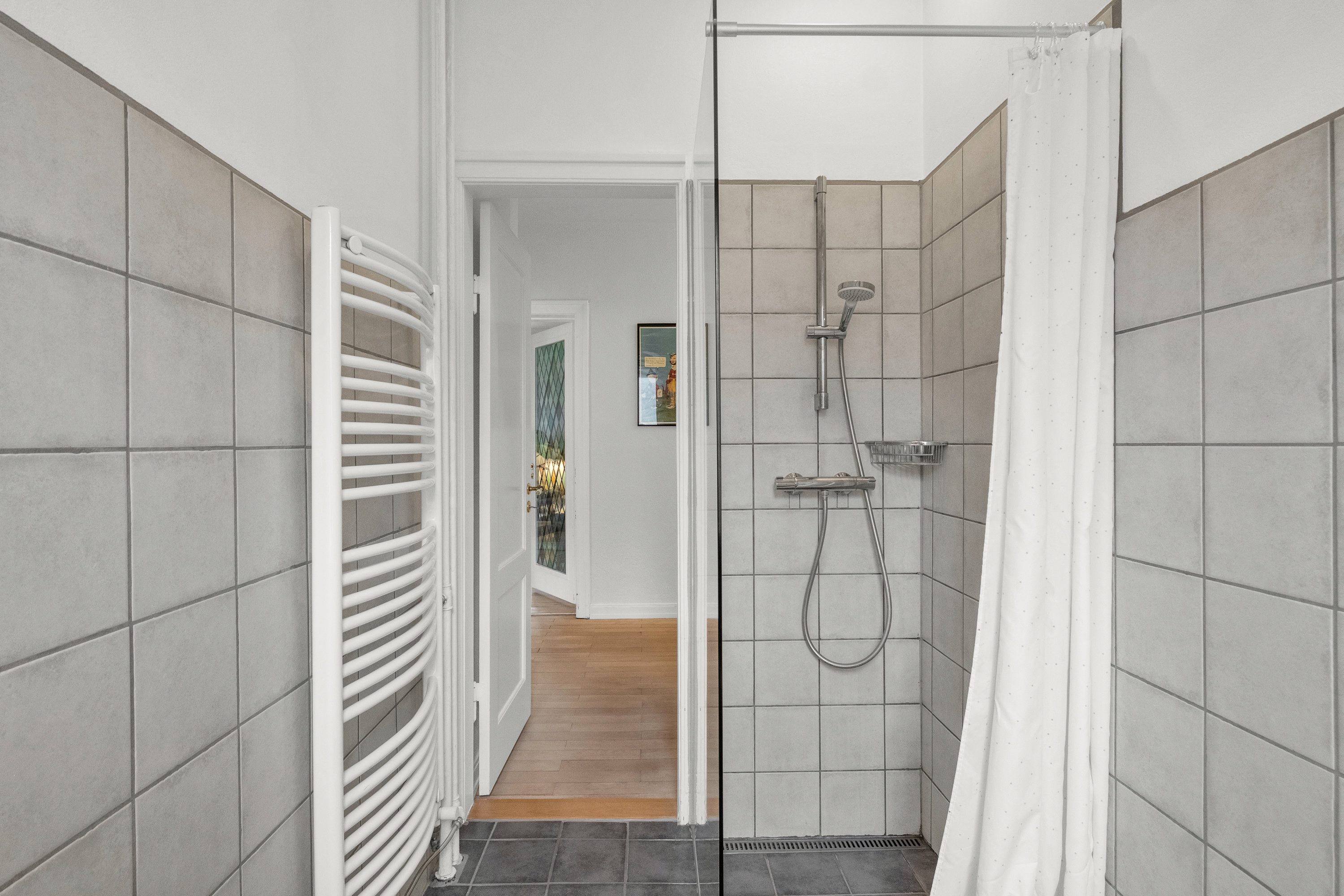 Fremhævet badeværelse billede i fuldskærmstilstand. Billede af Harald Jensens Plads 19, 1. th., 8000 Aarhus C