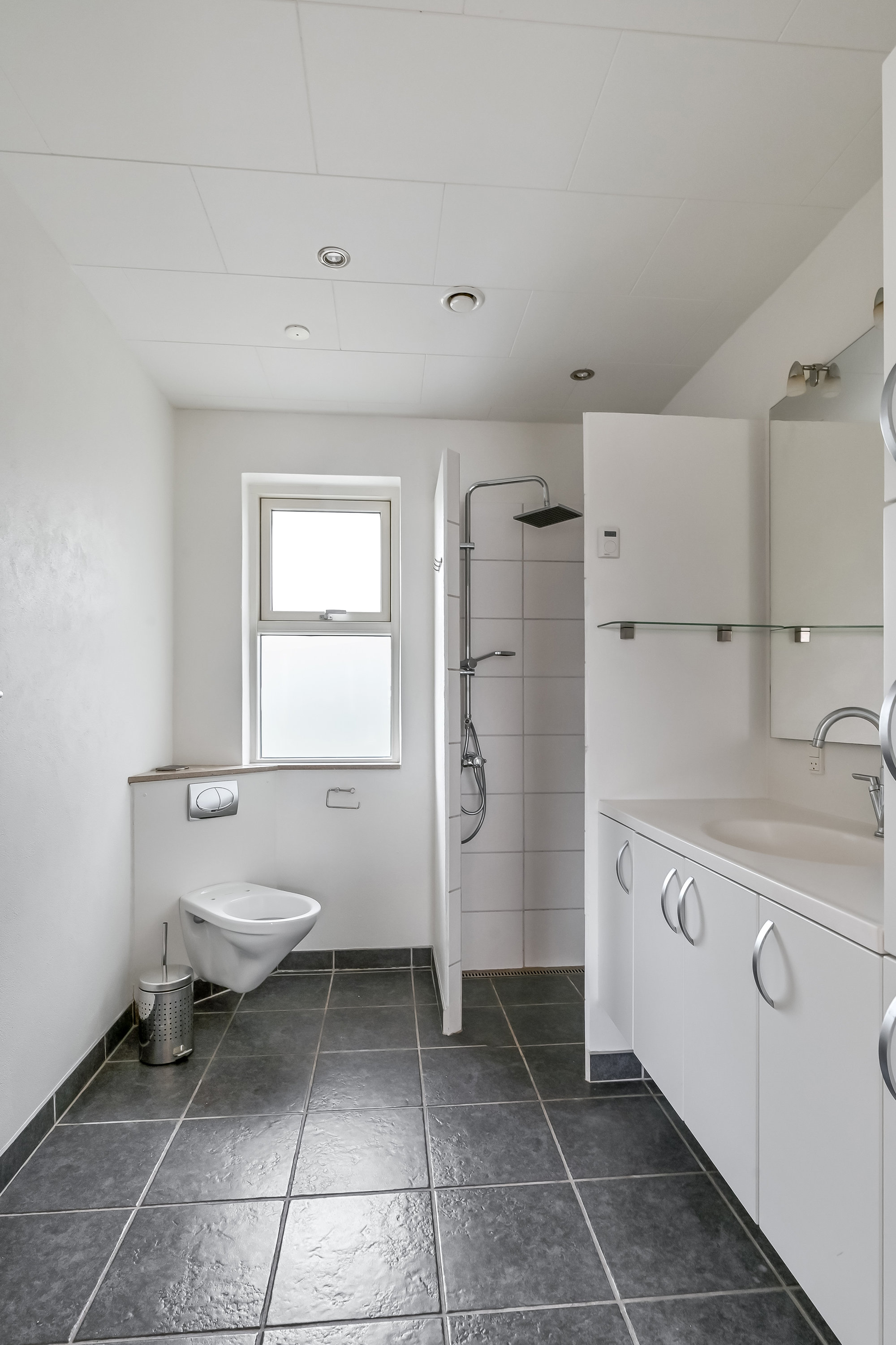 Fremhævet badeværelse billede i fuldskærmstilstand. Billede af Frølundvej 21, Hammerum, 7400 Herning