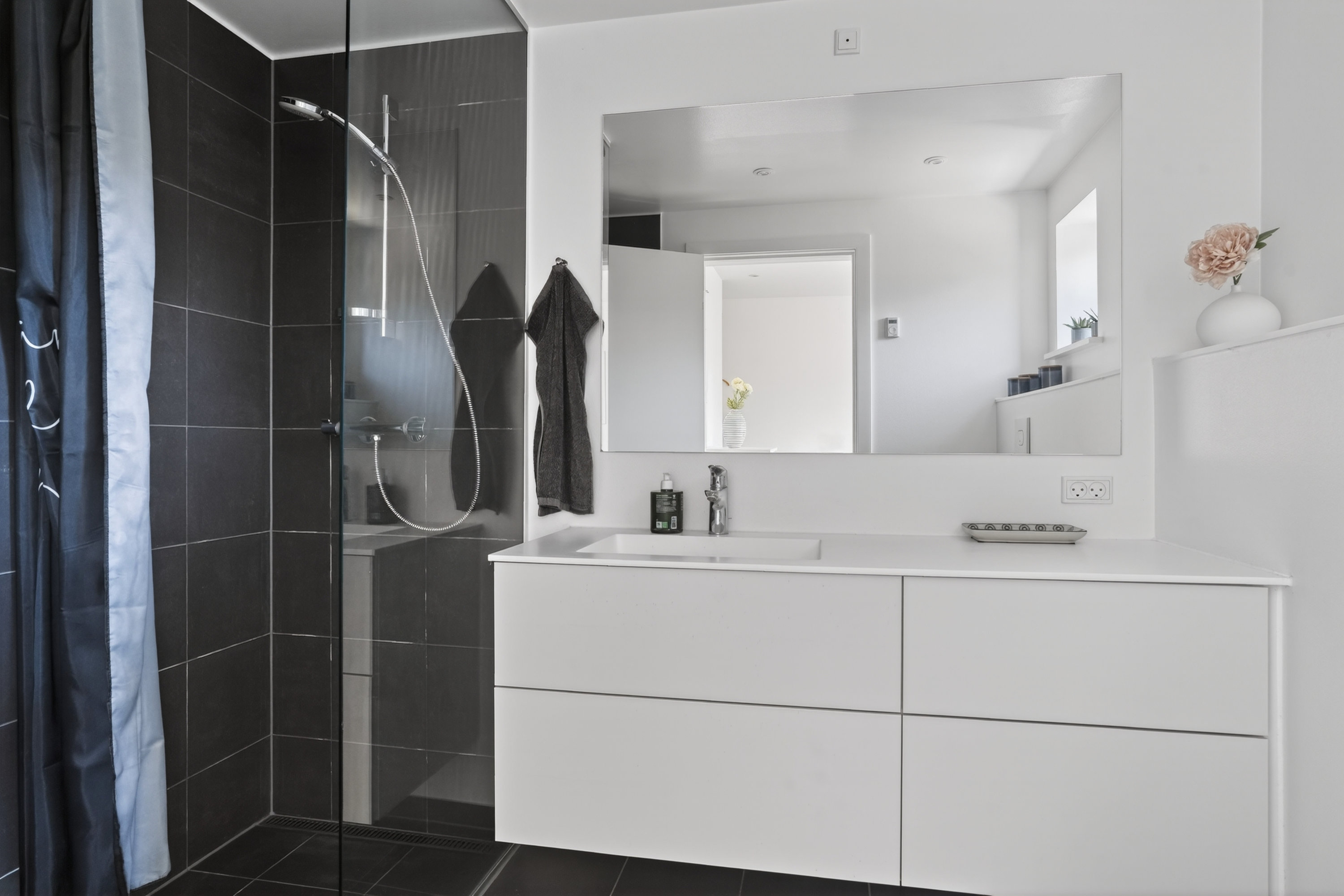 Fremhævet badeværelse billede i fuldskærmstilstand. Billede af Stenhøjalle 6, 4581 Rørvig