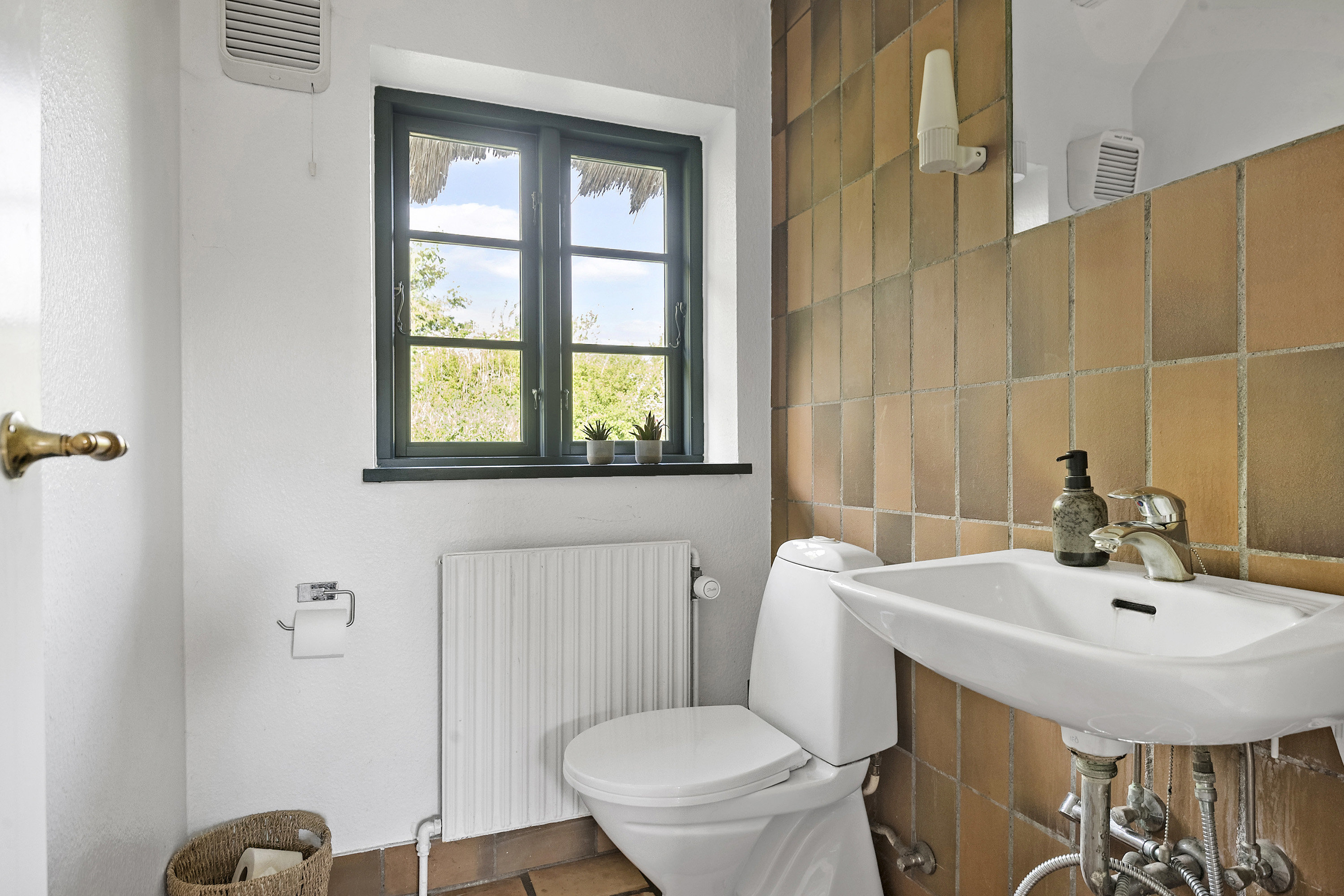 Fremhævet toilet billede i fuldskærmstilstand. Billede af Alrøvej 160, Amstrup, 8300 Odder