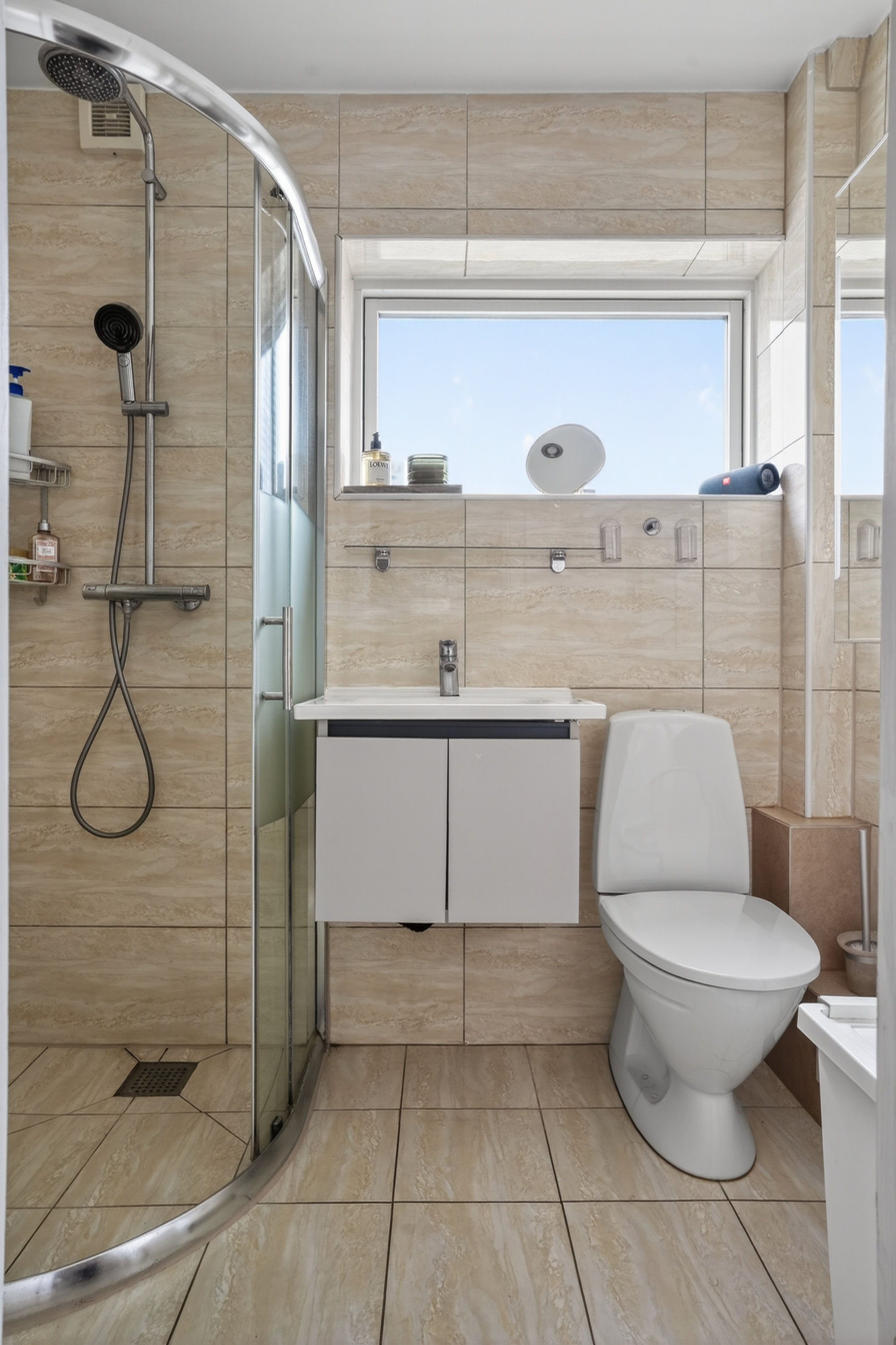 Fremhævet badeværelse billede i fuldskærmstilstand. Billede af Sønderengen 68, 2870 Dyssegård