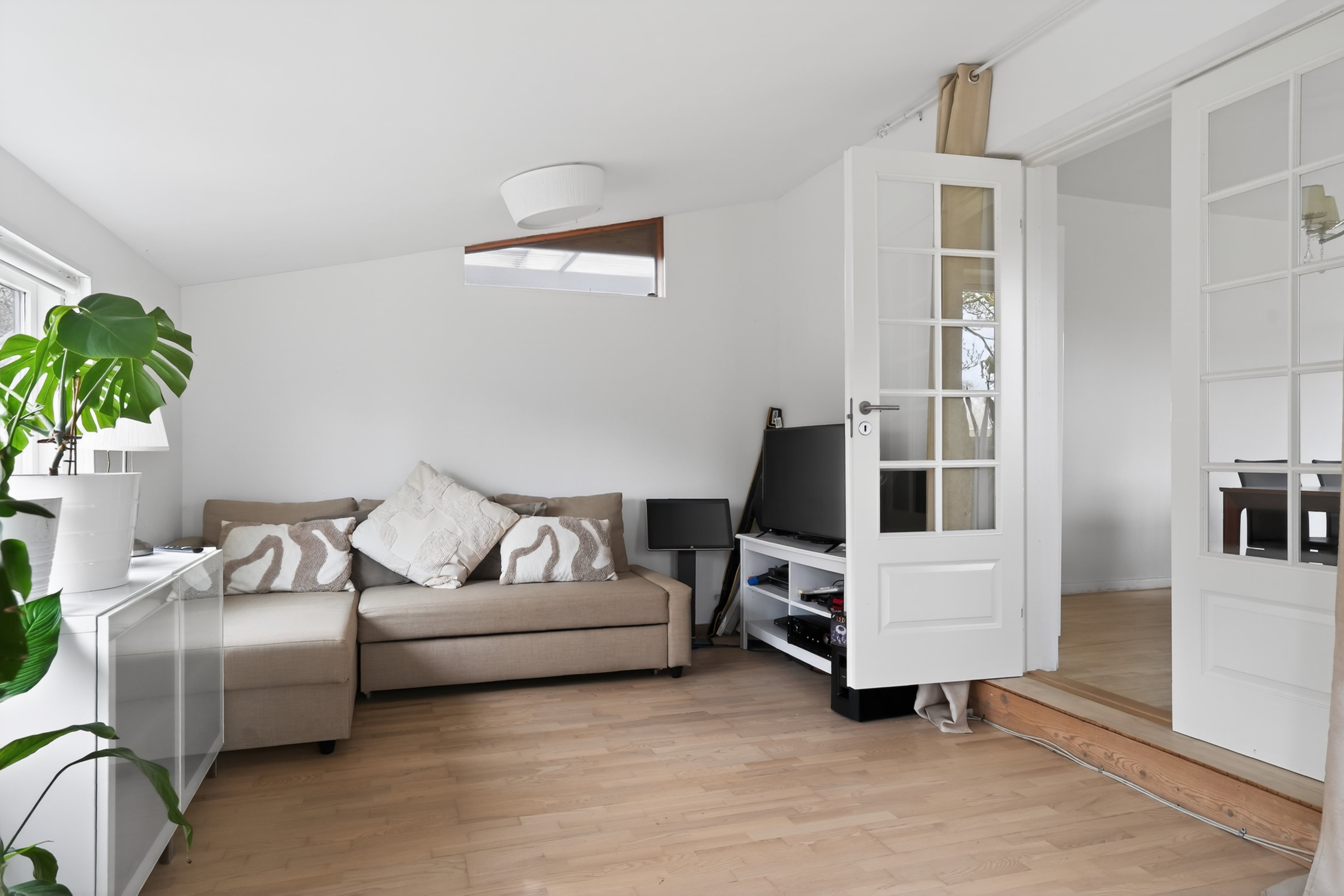 Fremhævet stue billede i fuldskærmstilstand. Billede af Sønderengen 68, 2870 Dyssegård