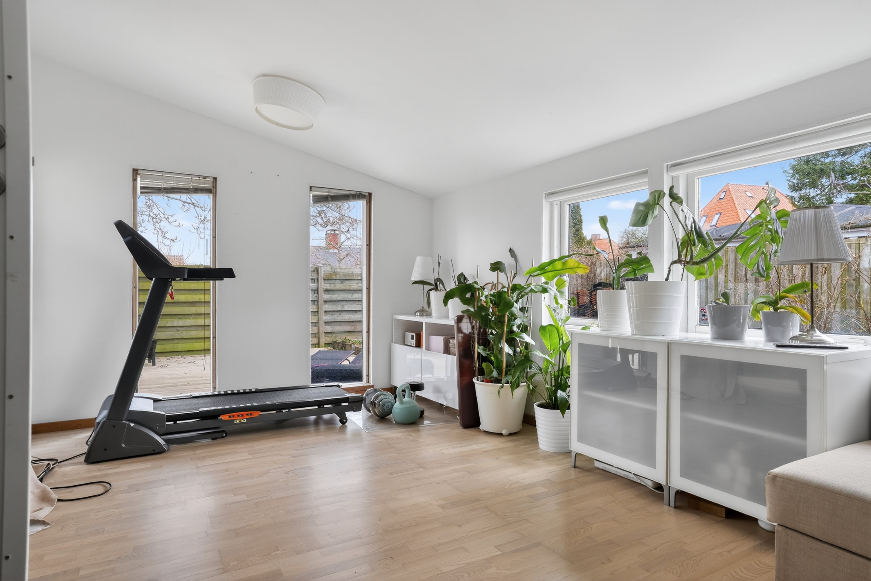 Fremhævet stue billede i fuldskærmstilstand. Billede af Sønderengen 68, 2870 Dyssegård