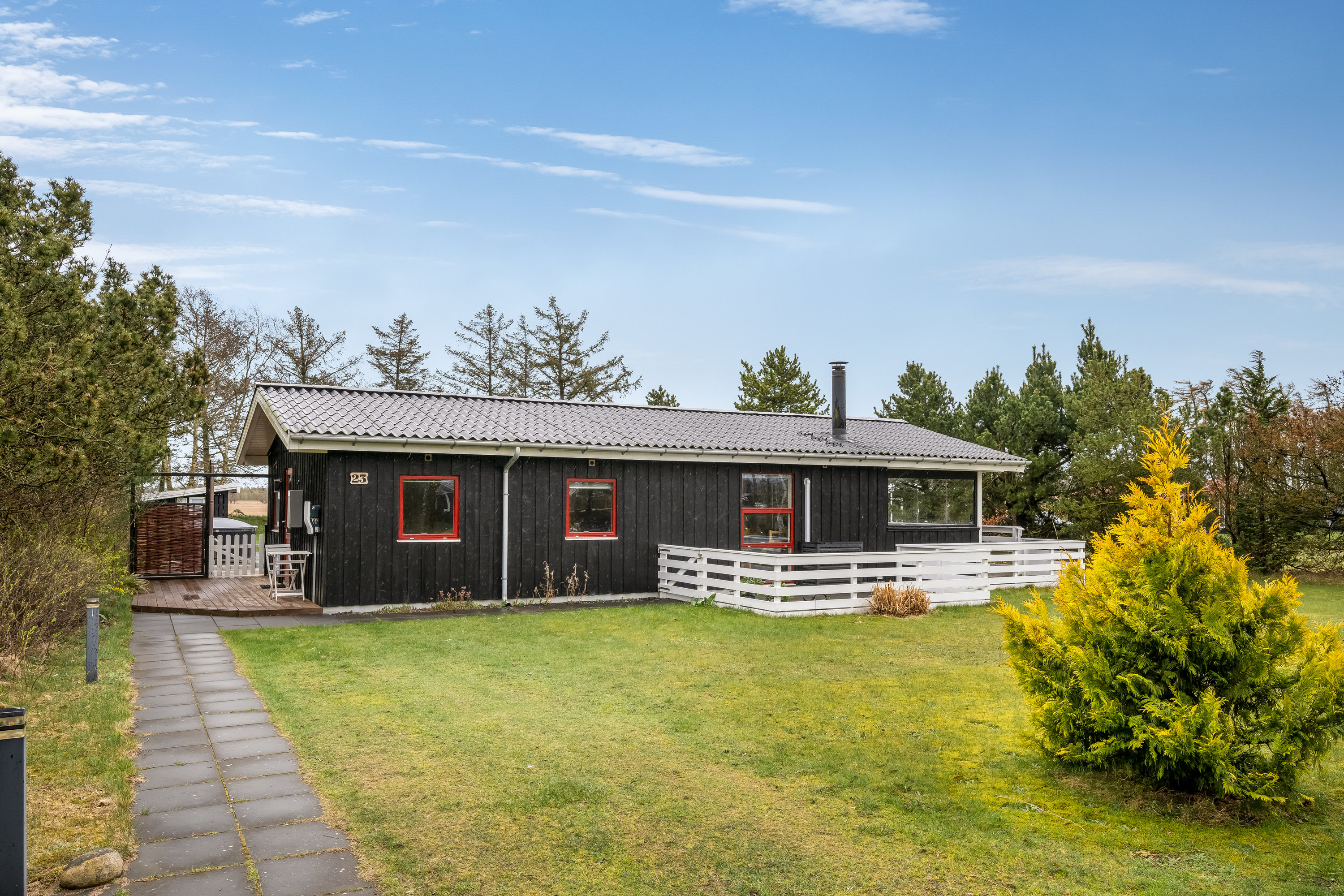 Fremhævet facade billede i fuldskærmstilstand. Billede af Rørvænget 23, Stauning, 6900 Skjern