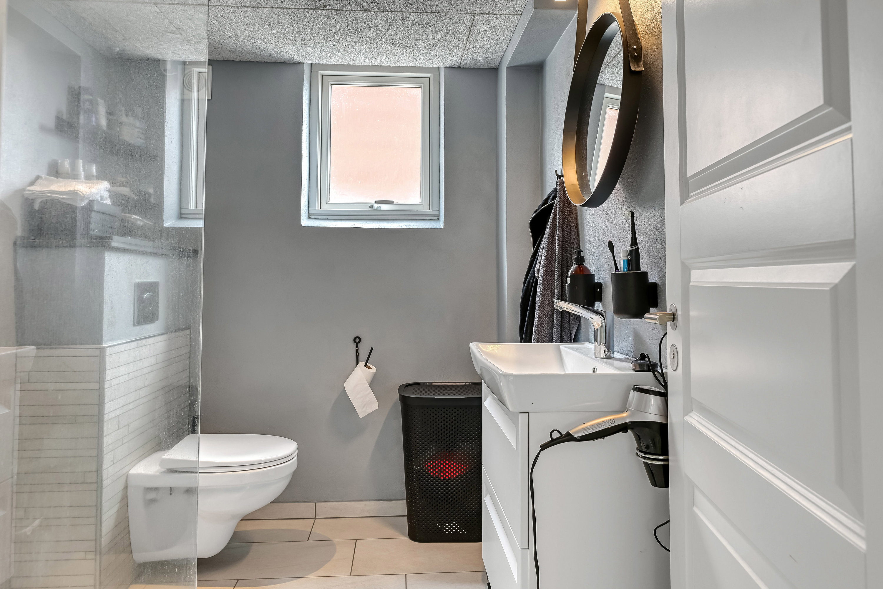 Fremhævet toilet billede i fuldskærmstilstand. Billede af Søndervinge 3, 6700 Esbjerg