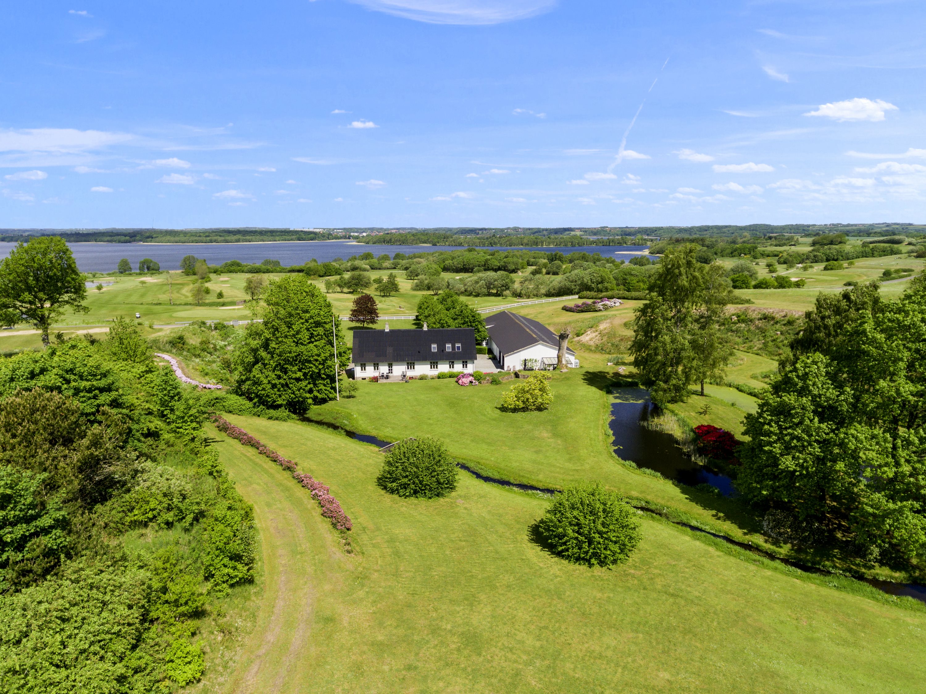 Fremhævet luftfoto billede i fuldskærmstilstand. Billede af Hylke Møllevej 4, 8660 Skanderborg