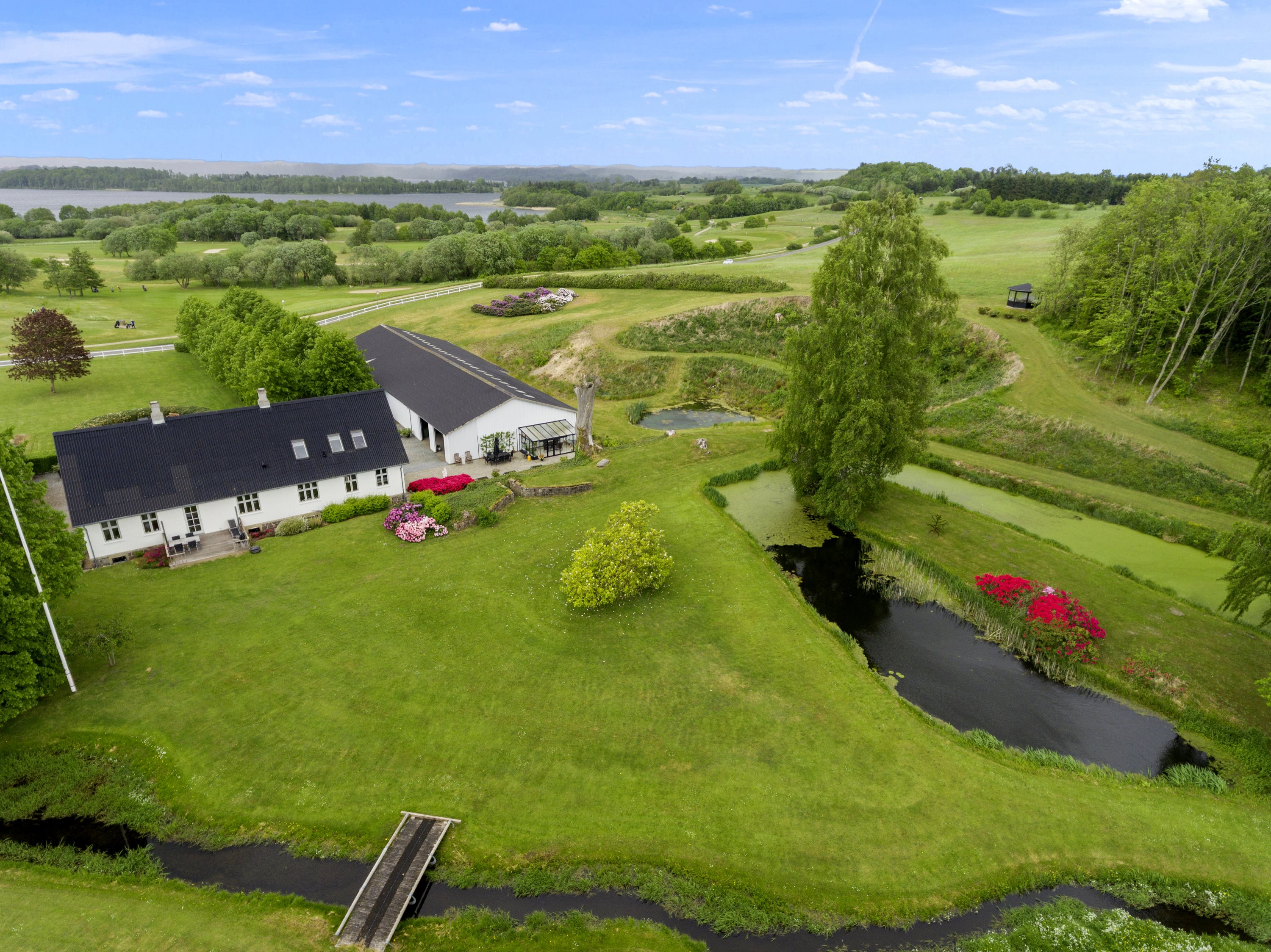 Fremhævet luftfoto billede i fuldskærmstilstand. Billede af Hylke Møllevej 4, 8660 Skanderborg