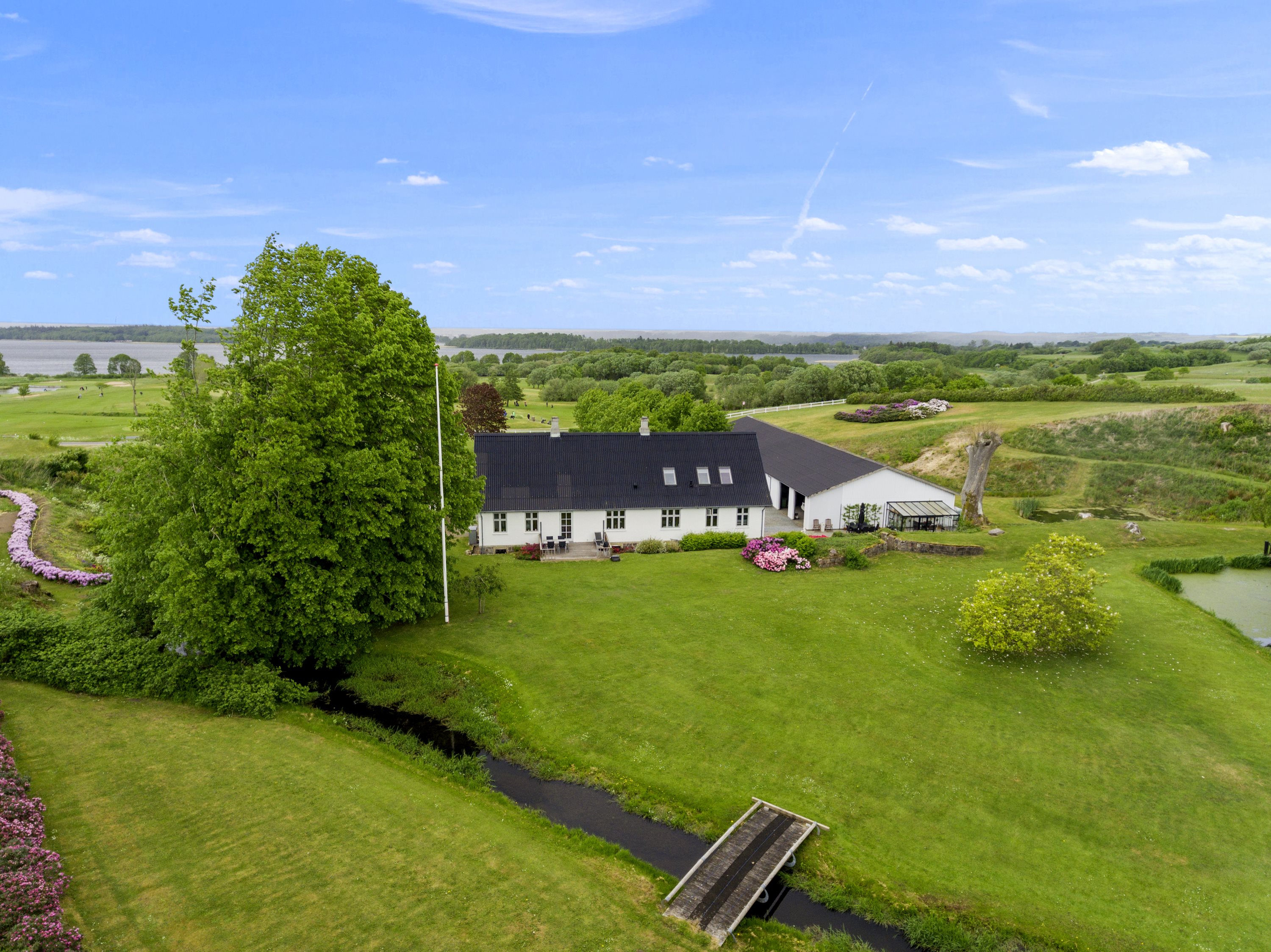 Fremhævet luftfoto billede i fuldskærmstilstand. Billede af Hylke Møllevej 4, 8660 Skanderborg