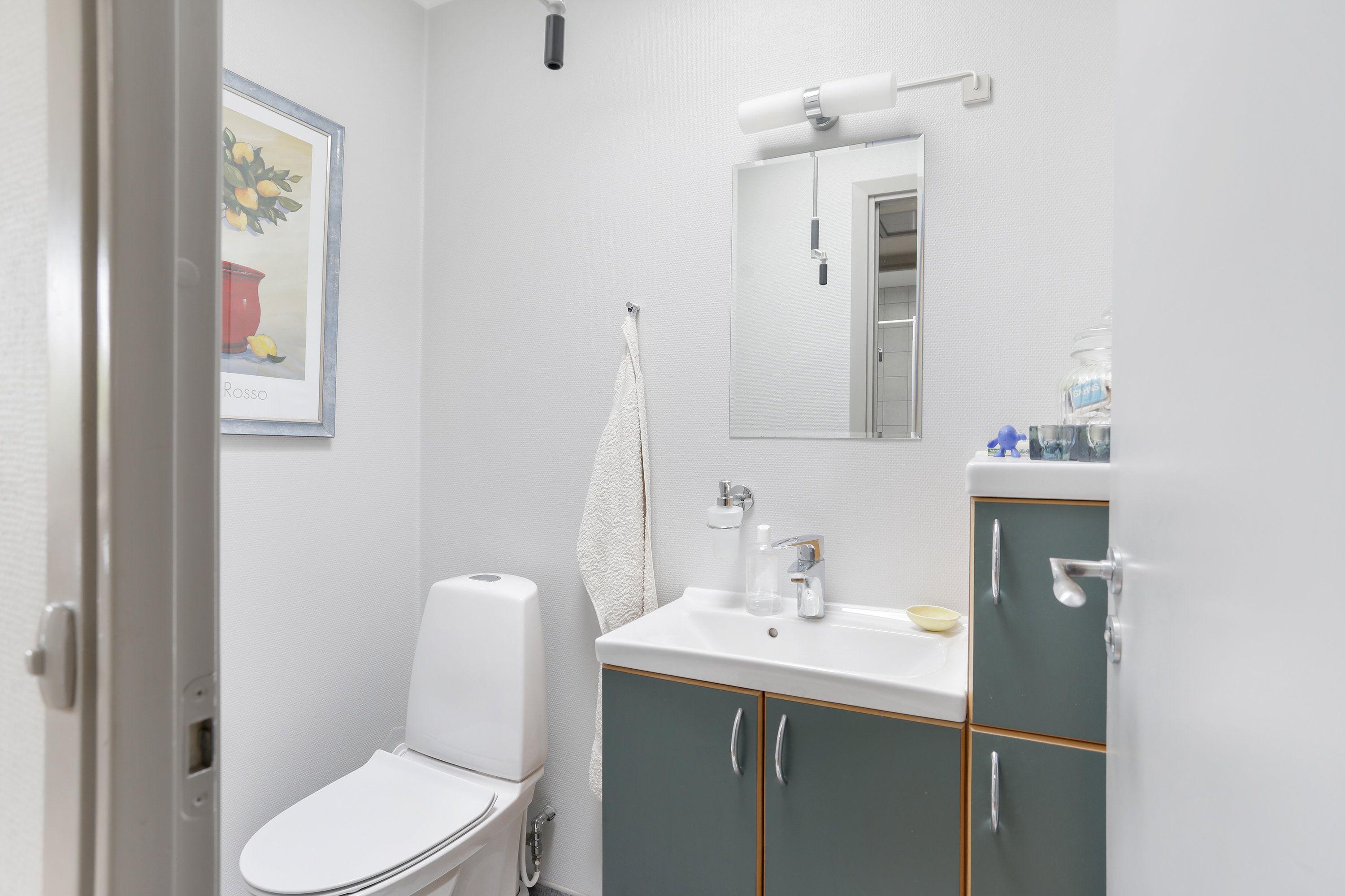 Fremhævet toilet billede i fuldskærmstilstand. Billede af Rørløkken 85, 2730 Herlev