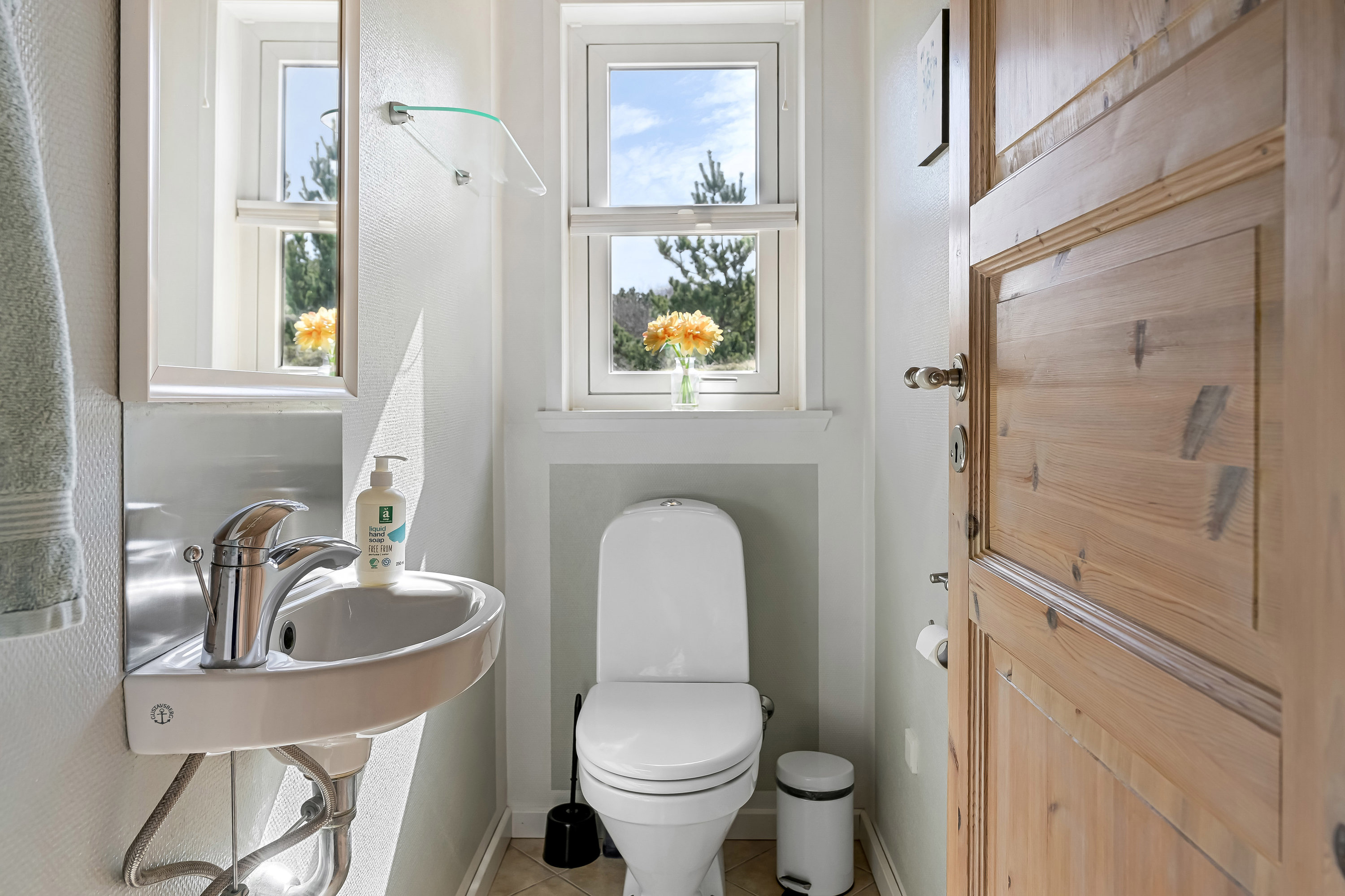 Fremhævet toilet billede i fuldskærmstilstand. Billede af Strandgårdsvej 11, Rindby Strand, 6720 Fanø