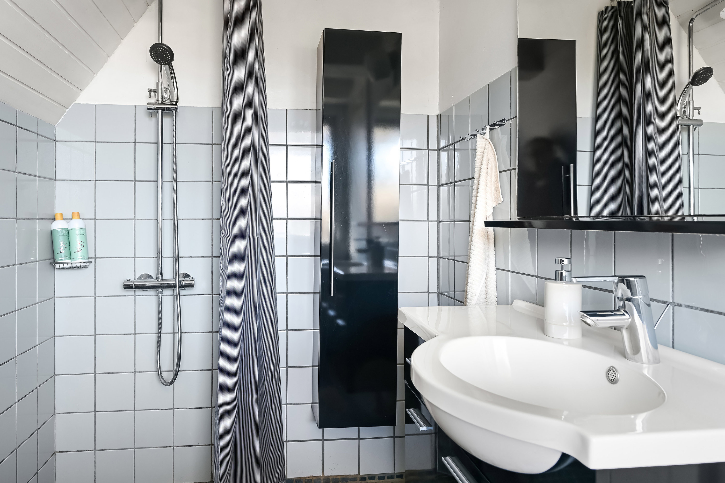 Fremhævet badeværelse billede i fuldskærmstilstand. Billede af Slunden 76, Rindby Strand, 6720 Fanø