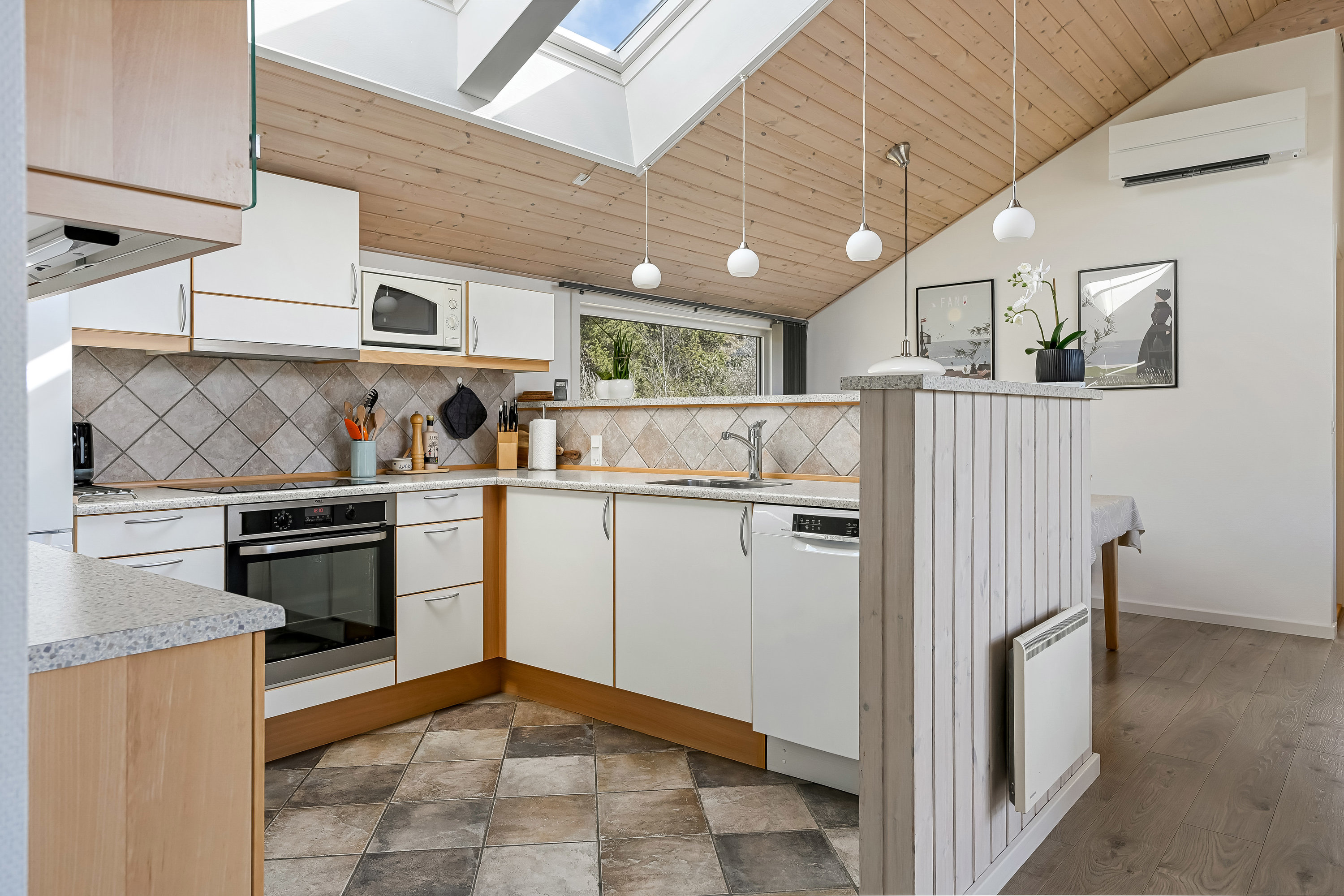 Fremhævet køkken billede i fuldskærmstilstand. Billede af Strandgårdsvej 11, Rindby Strand, 6720 Fanø