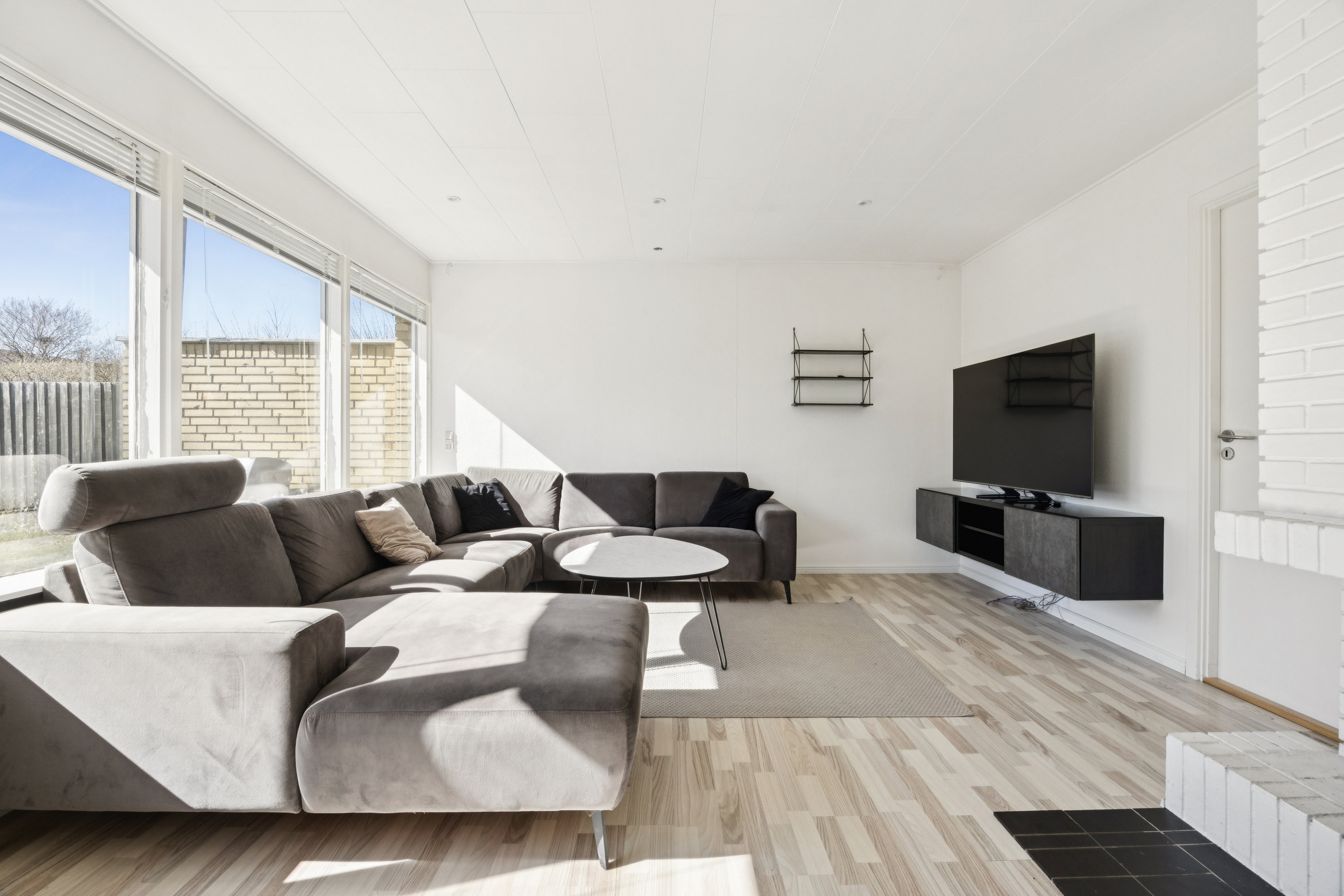 Fremhævet stue billede i fuldskærmstilstand. Billede af Dørrøjel 31, 2670 Greve