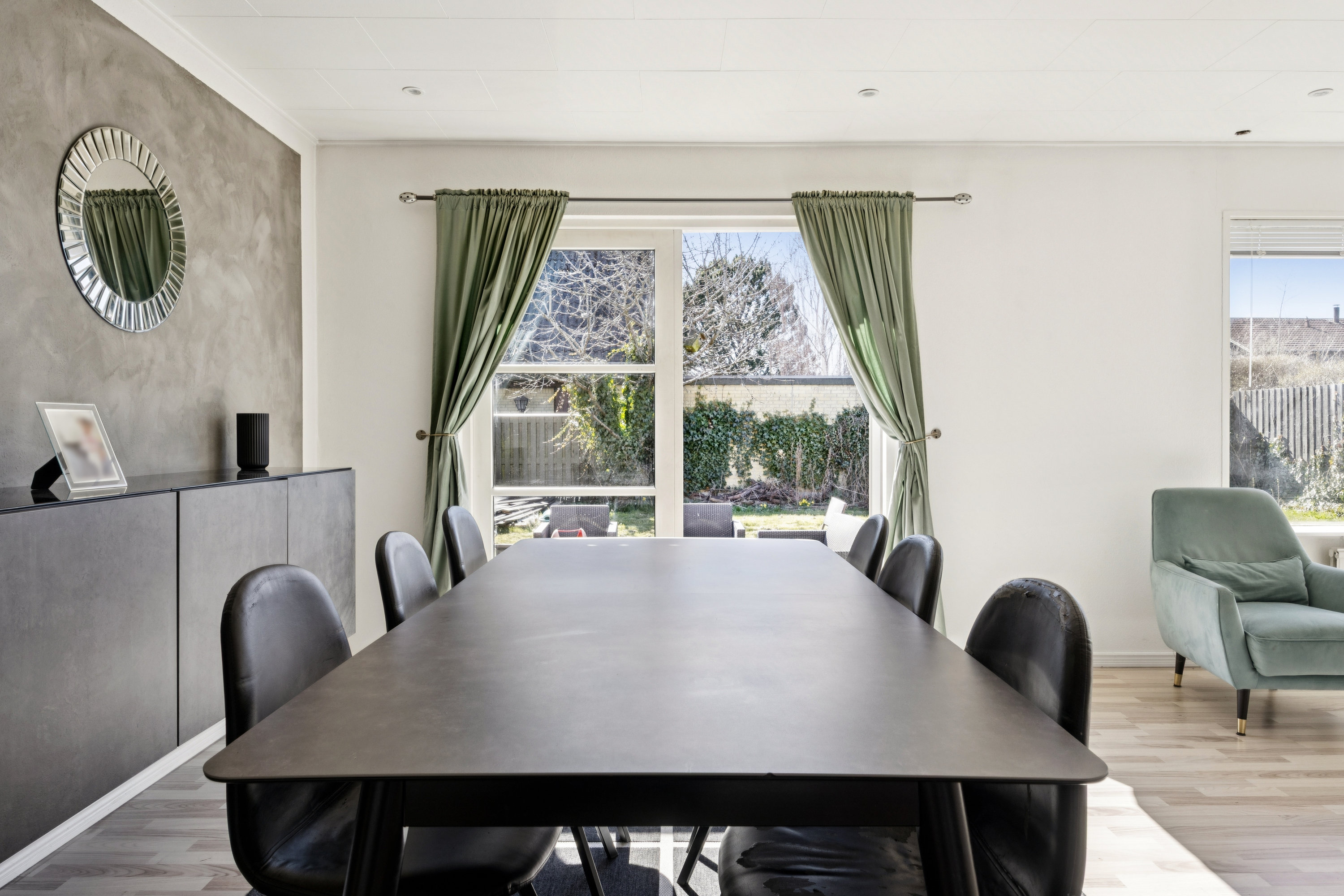 Fremhævet stue billede i fuldskærmstilstand. Billede af Dørrøjel 31, 2670 Greve