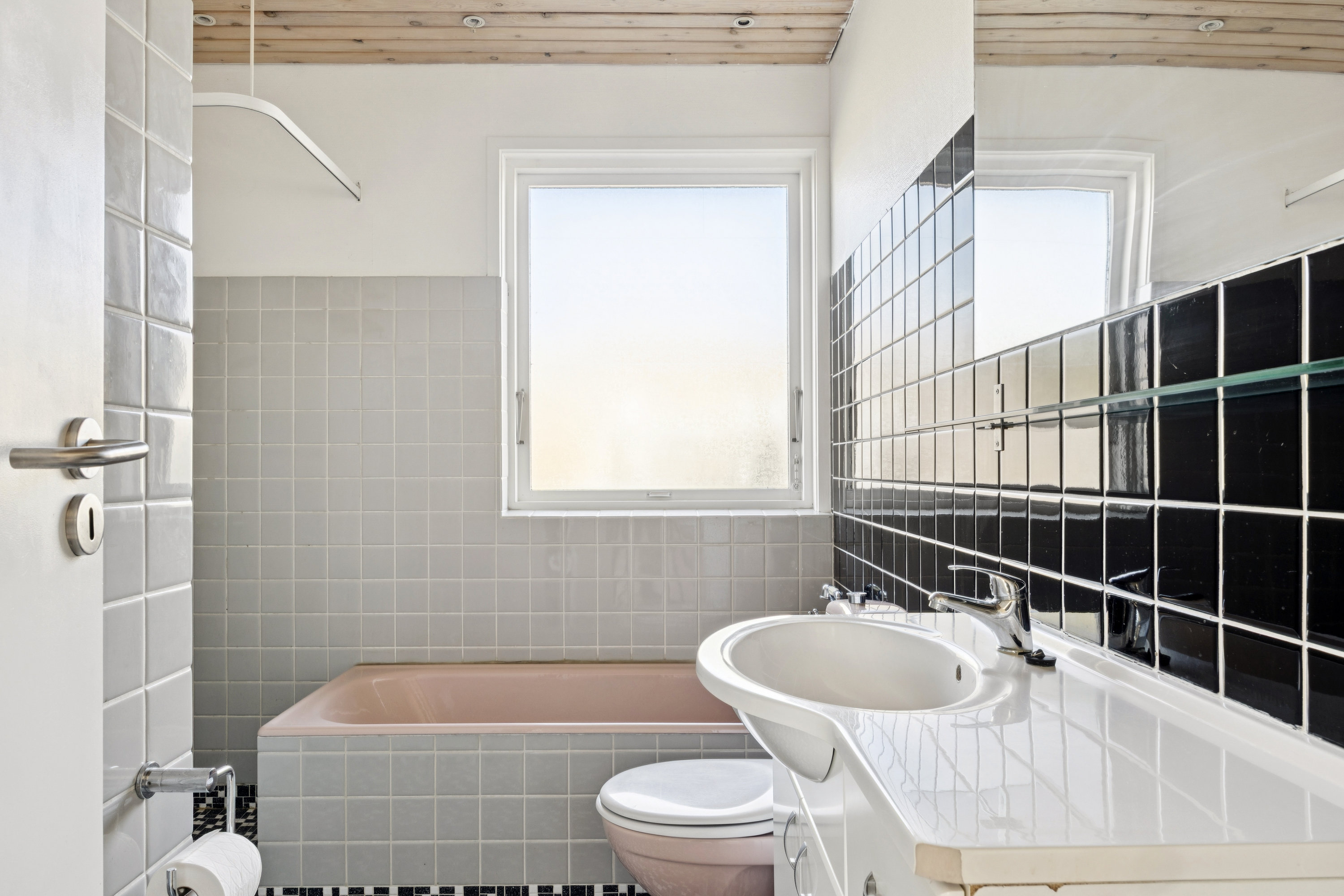 Fremhævet badeværelse billede i fuldskærmstilstand. Billede af Dørrøjel 31, 2670 Greve