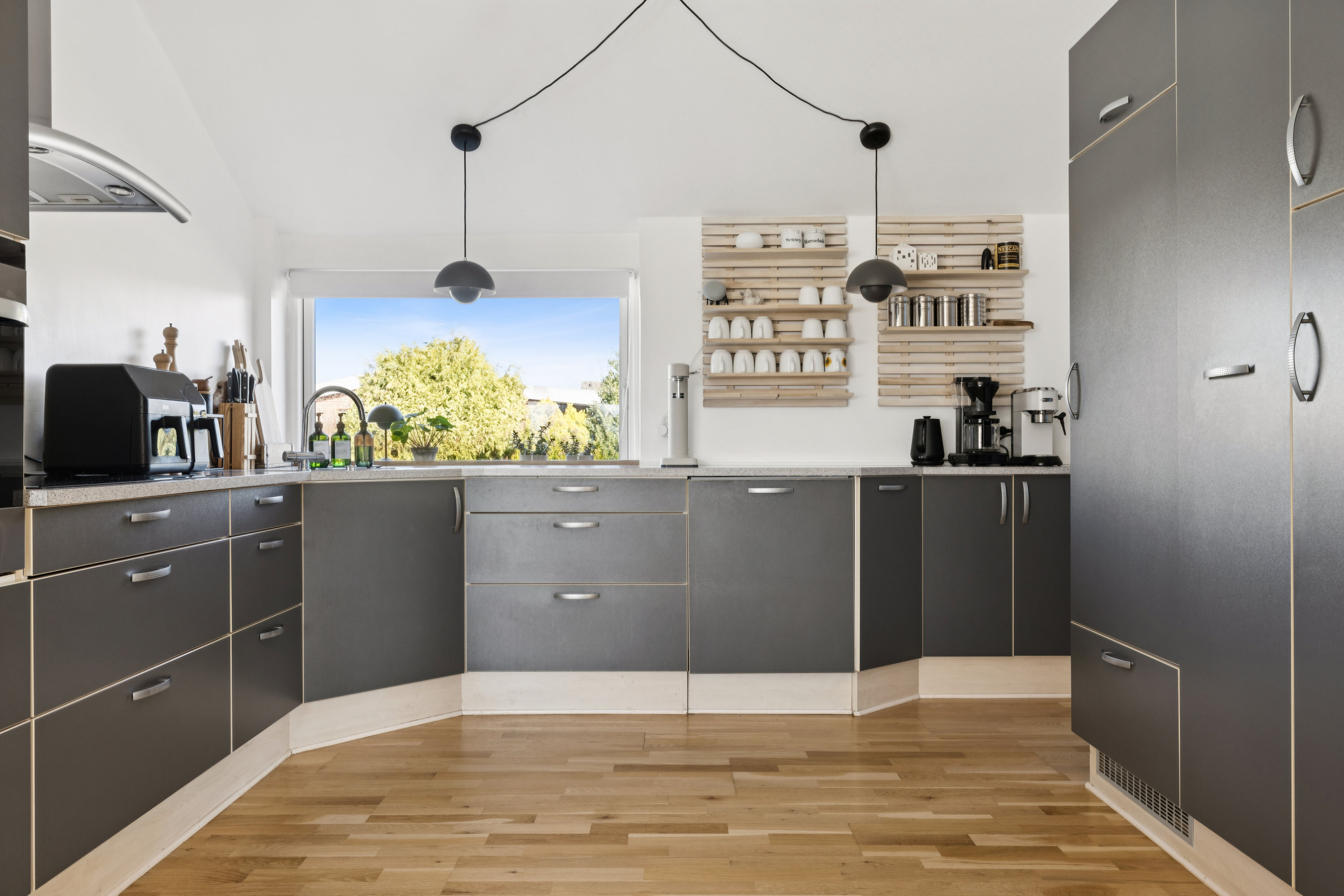 Fremhævet køkken billede i fuldskærmstilstand. Billede af Blomstervænget 9, 5610 Assens