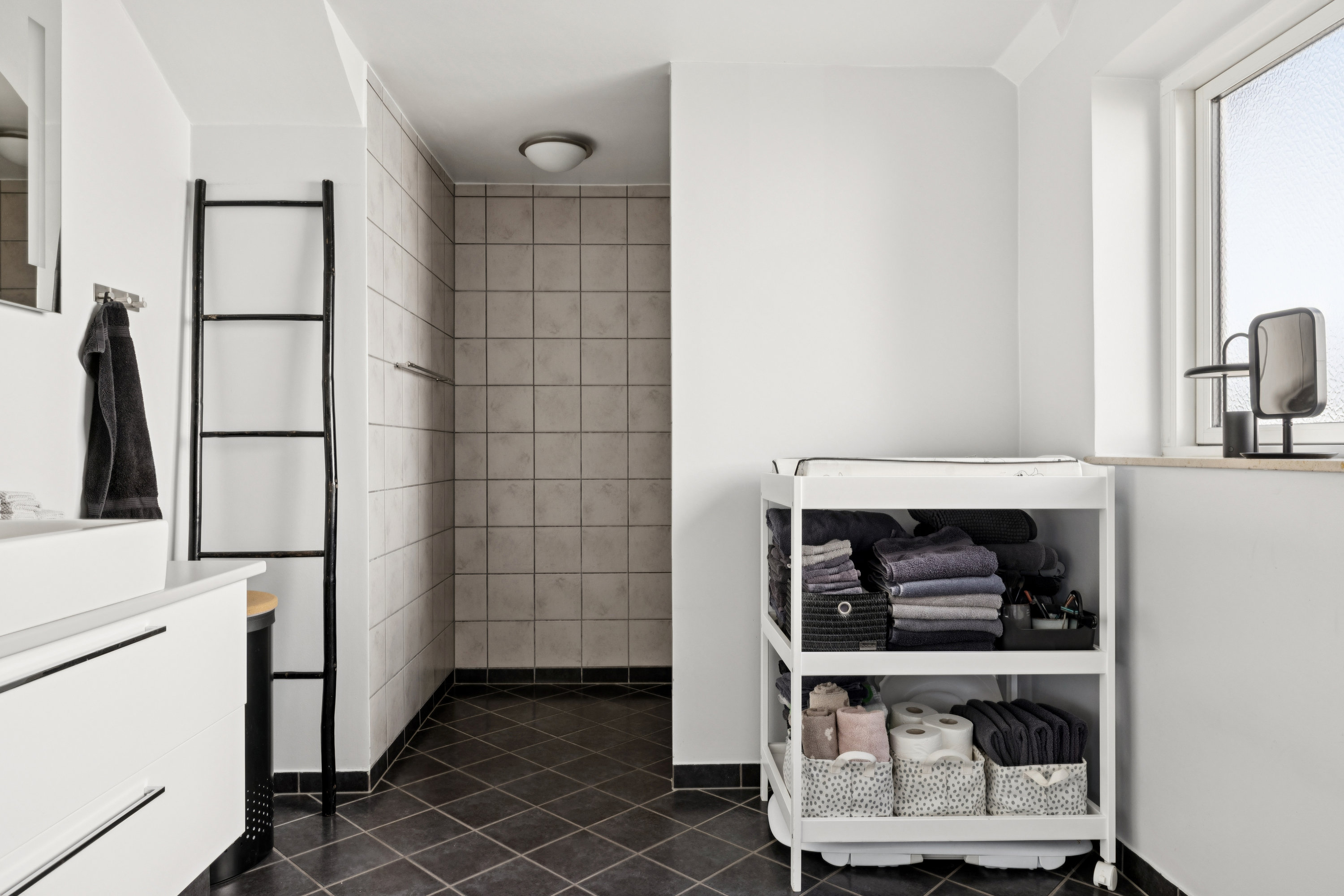 Fremhævet badeværelse billede i fuldskærmstilstand. Billede af Blomstervænget 9, 5610 Assens