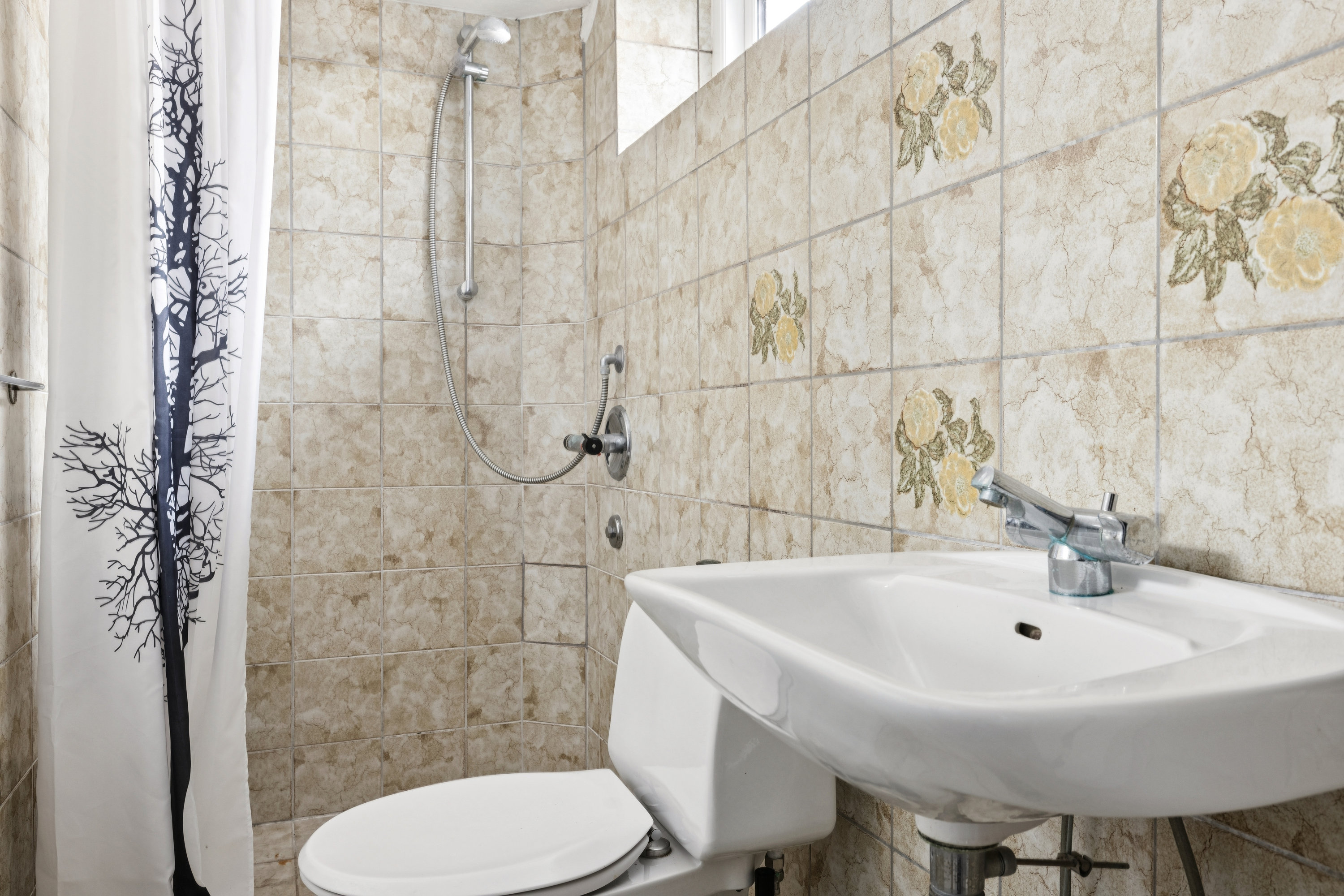 Fremhævet badeværelse billede i fuldskærmstilstand. Billede af Blomstervænget 9, 5610 Assens