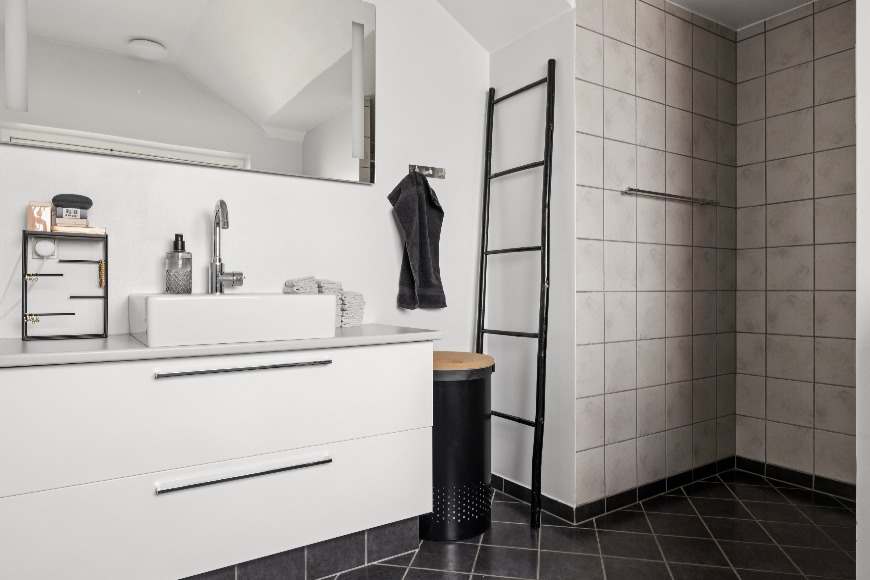 Fremhævet badeværelse billede i fuldskærmstilstand. Billede af Blomstervænget 9, 5610 Assens