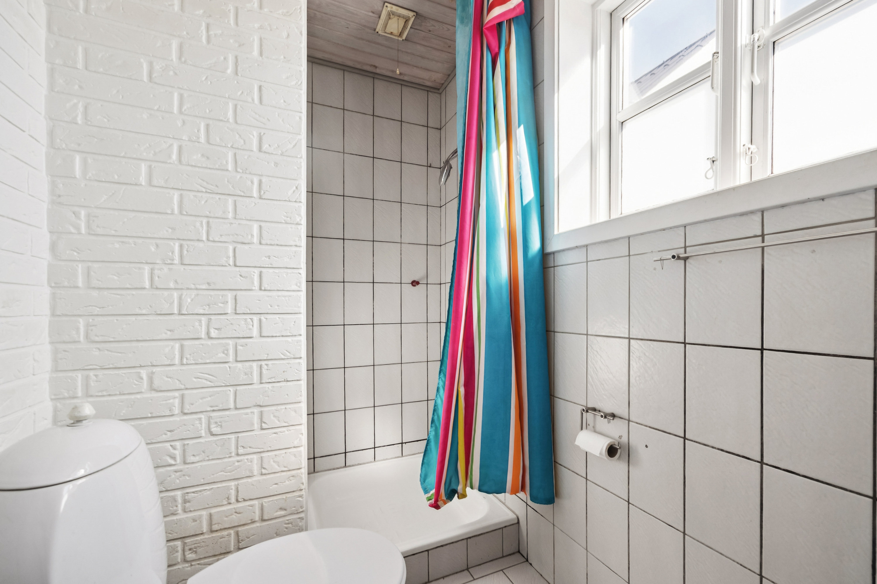 Fremhævet badeværelse billede i fuldskærmstilstand. Billede af Lindevej 9, 9370 Hals