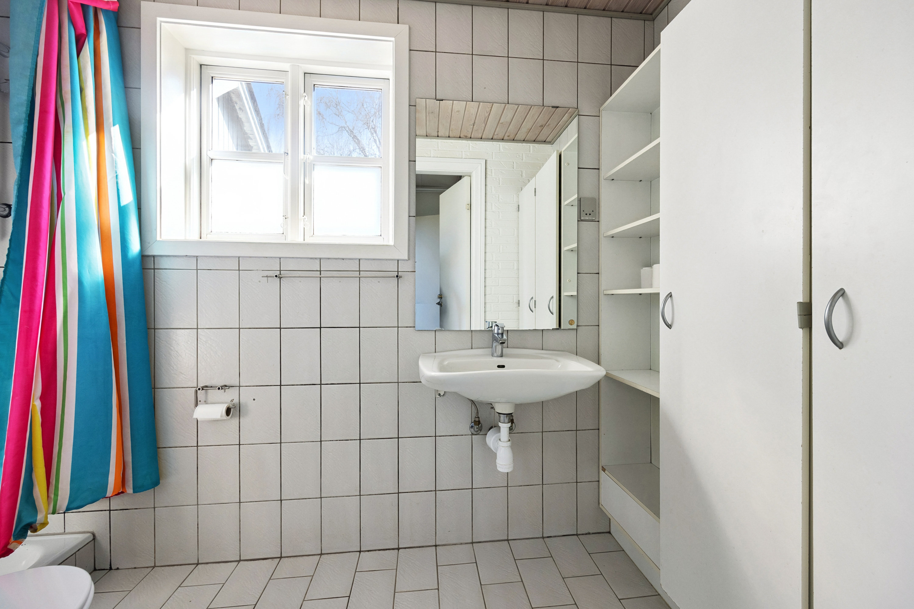 Fremhævet badeværelse billede i fuldskærmstilstand. Billede af Lindevej 9, 9370 Hals