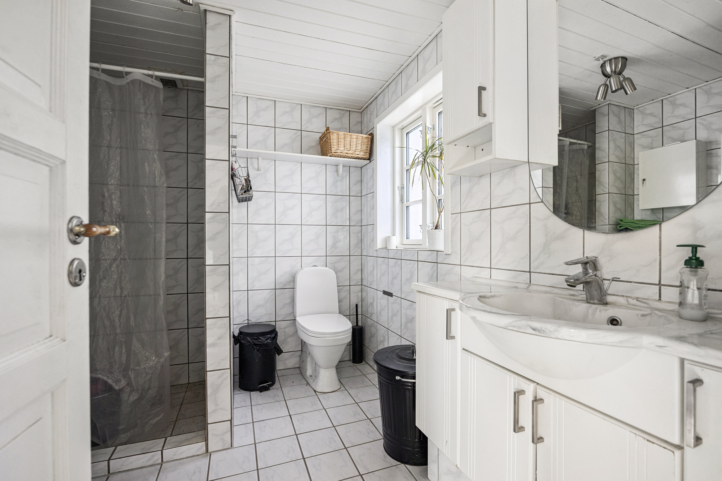 Fremhævet badeværelse billede i fuldskærmstilstand. Billede af Smalby 5, Langholt, 9310 Vodskov