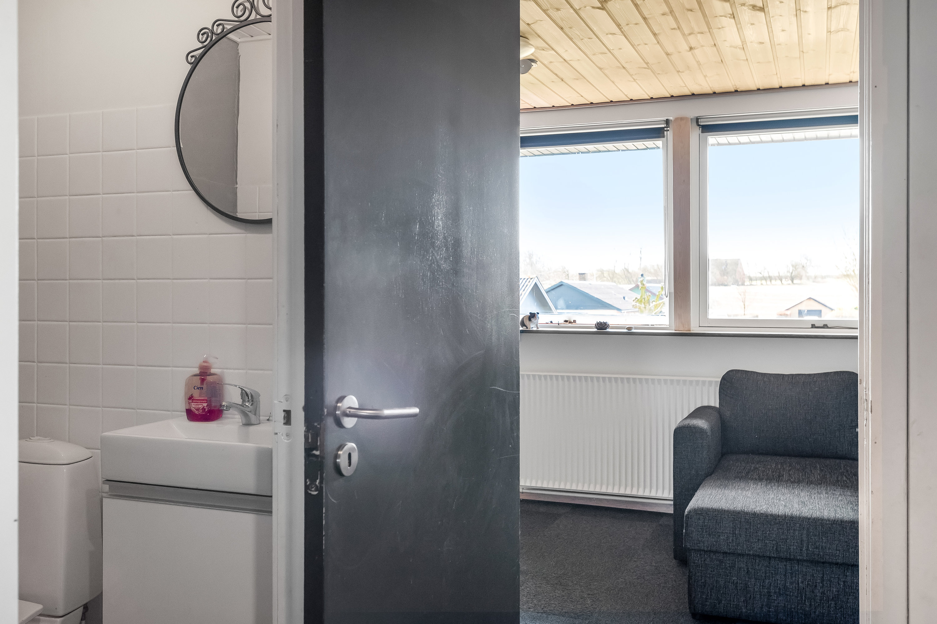 Fremhævet toilet billede i fuldskærmstilstand. Billede af Lindevænget 1, 7560 Hjerm