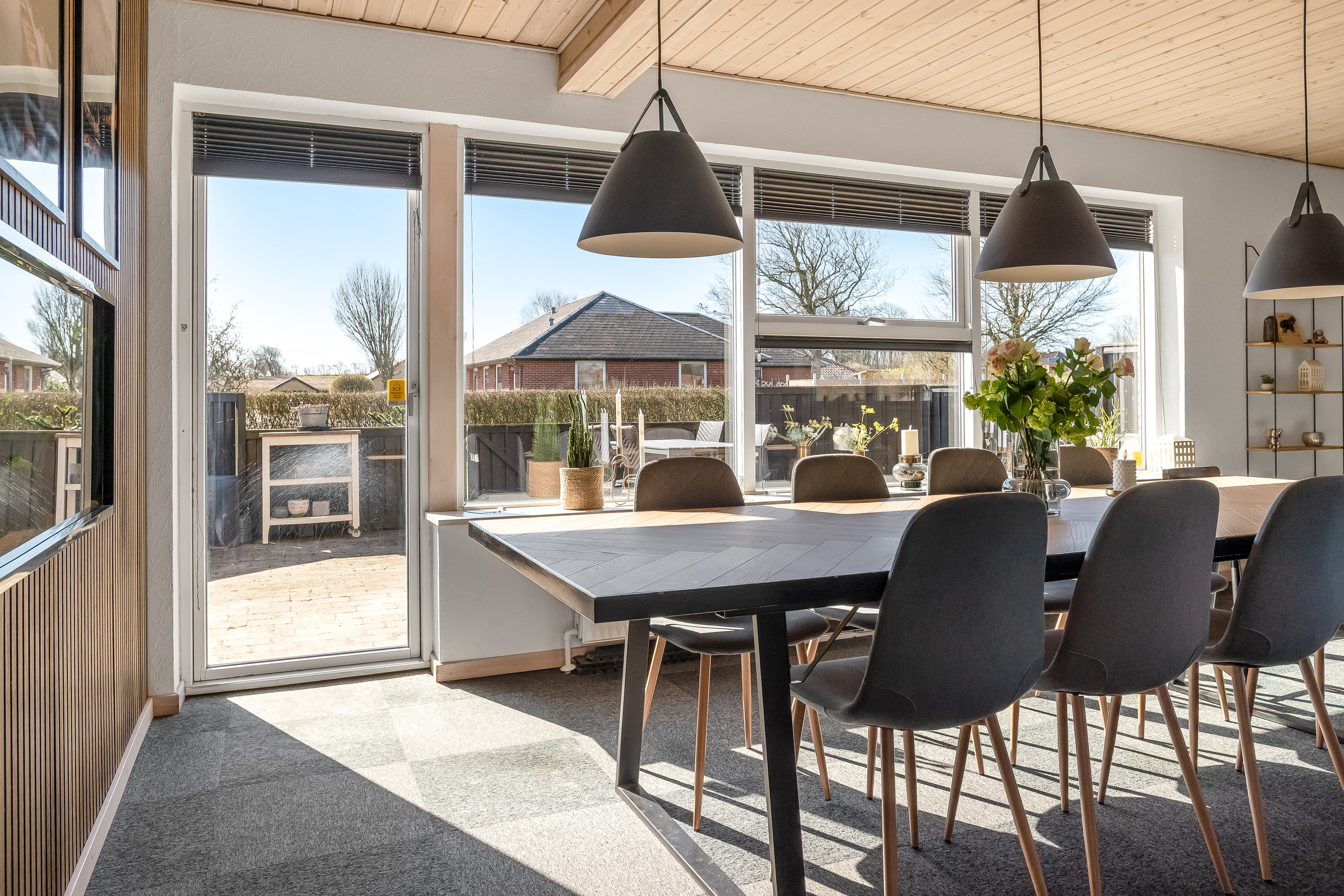 Fremhævet stue billede i fuldskærmstilstand. Billede af Lindevænget 1, 7560 Hjerm